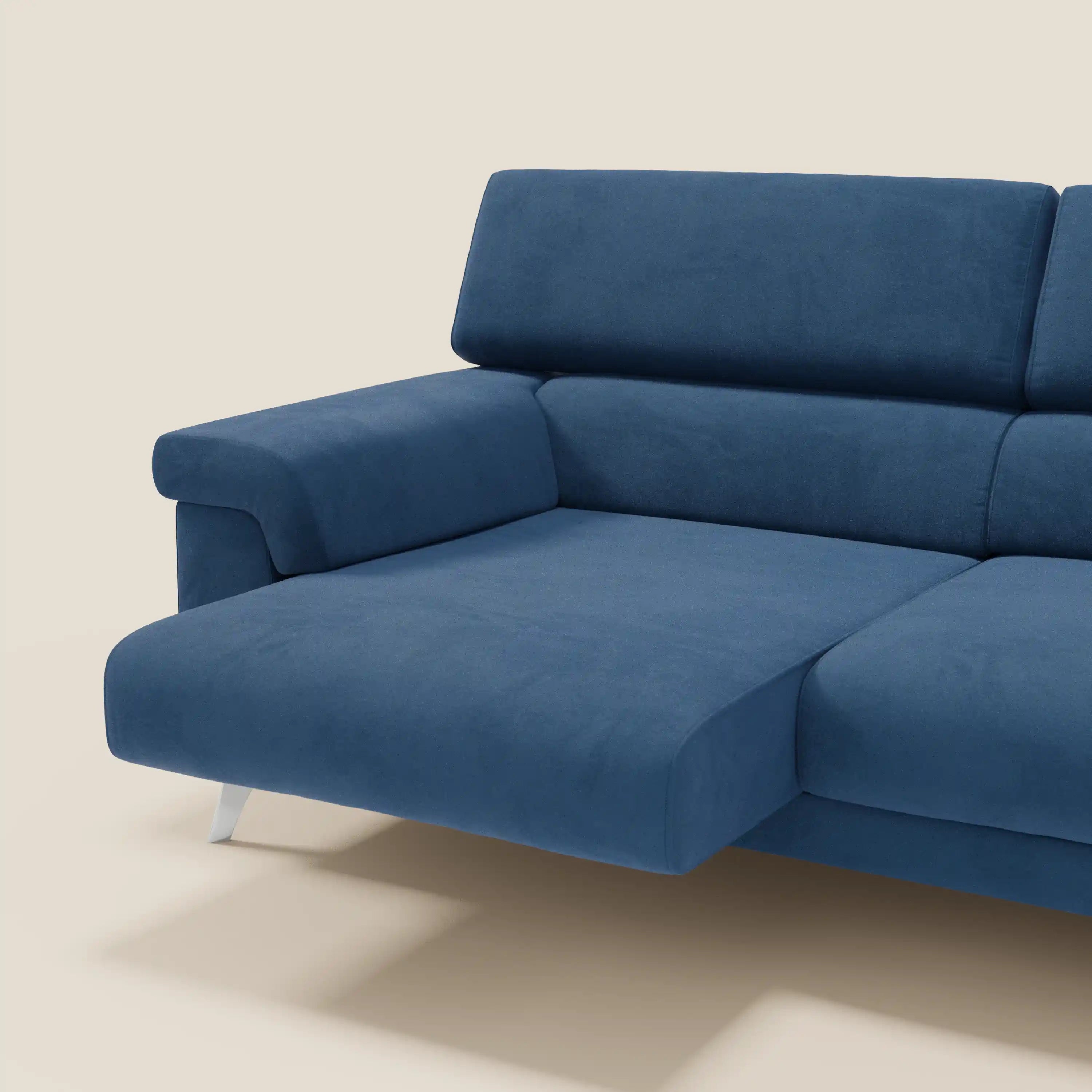 Primo piano del divano Raffaello con sedute allungabili e poggiatesta reclinabili in microfibra T11 blu di Divani.Store, caratterizzato da ampi braccioli, gambe angolari in metallo e un look minimalista su uno sfondo beige chiaro.