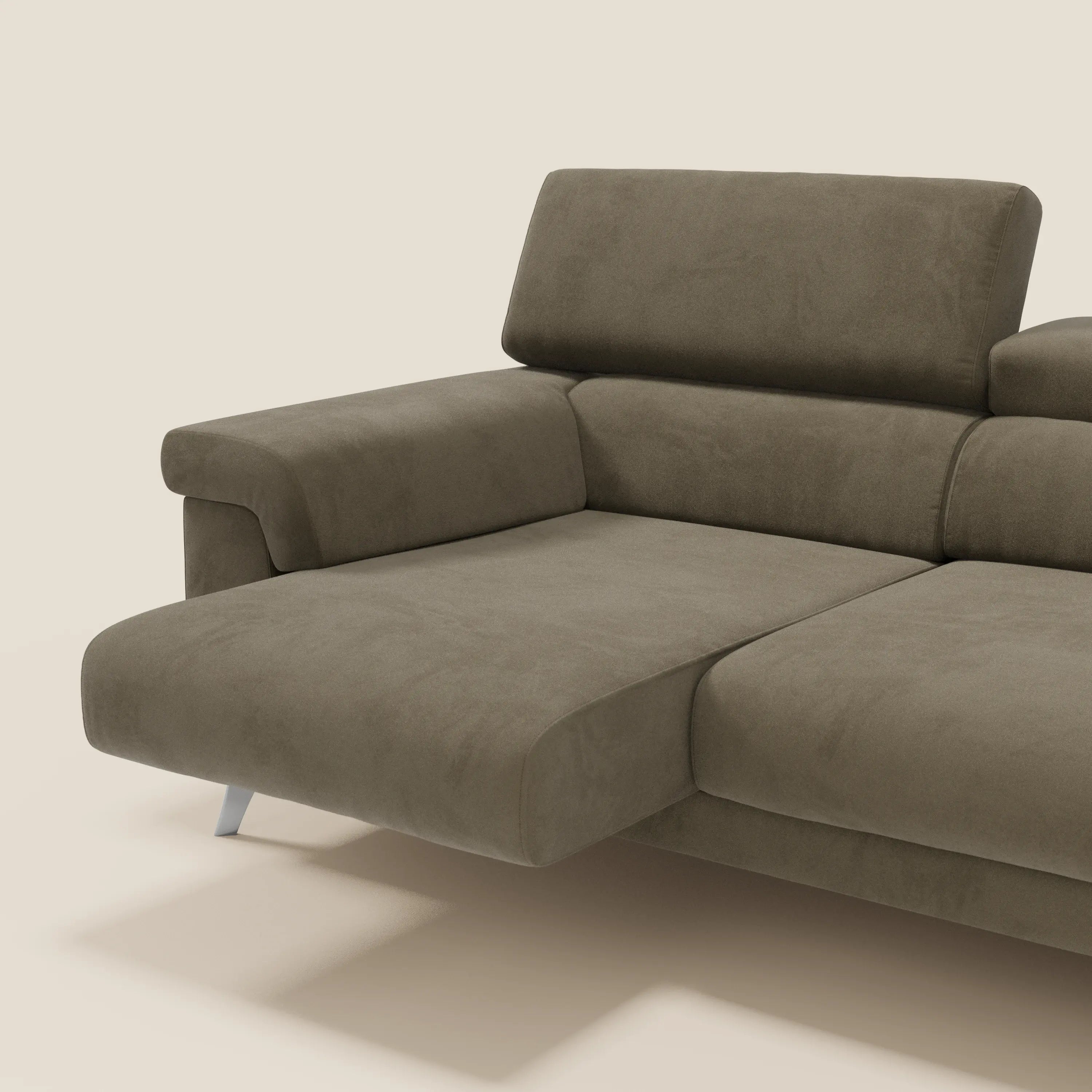 Il divano Raffaello di Divani.Store è caratterizzato da 3 sedute allungabili e poggiatesta reclinabili in microfibra marrone T11, facile da pulire, con cuscini morbidi e gambe angolari in metallo, su sfondo beige.