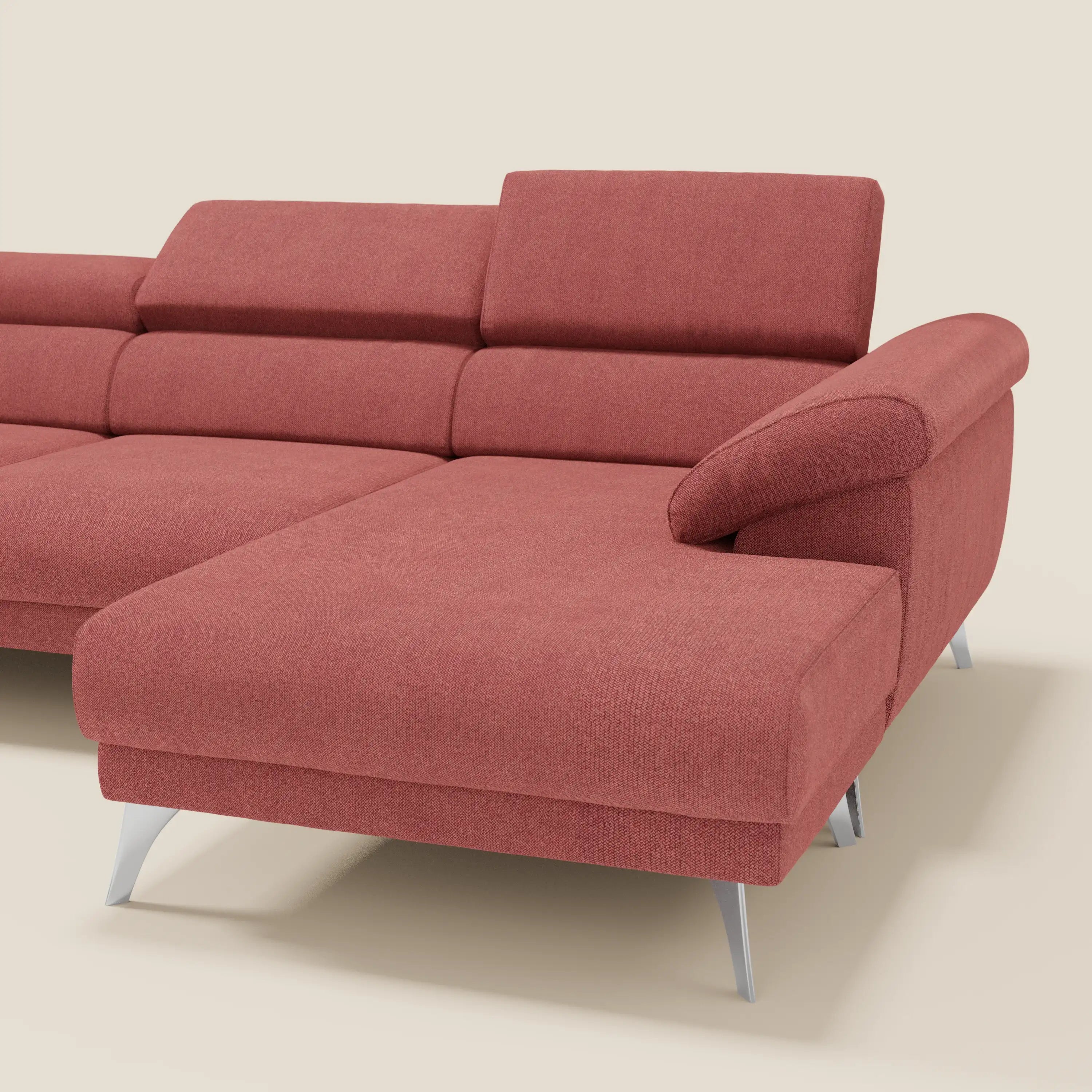 Il Divano angolare Donatello di Divani.Store è caratterizzato da sedute scorrevoli, braccioli contenitori, poggiatesta regolabili e tessuto antimacchia T23 rosso ciliegia su eleganti gambe argentate, su uno sfondo beige chiaro.