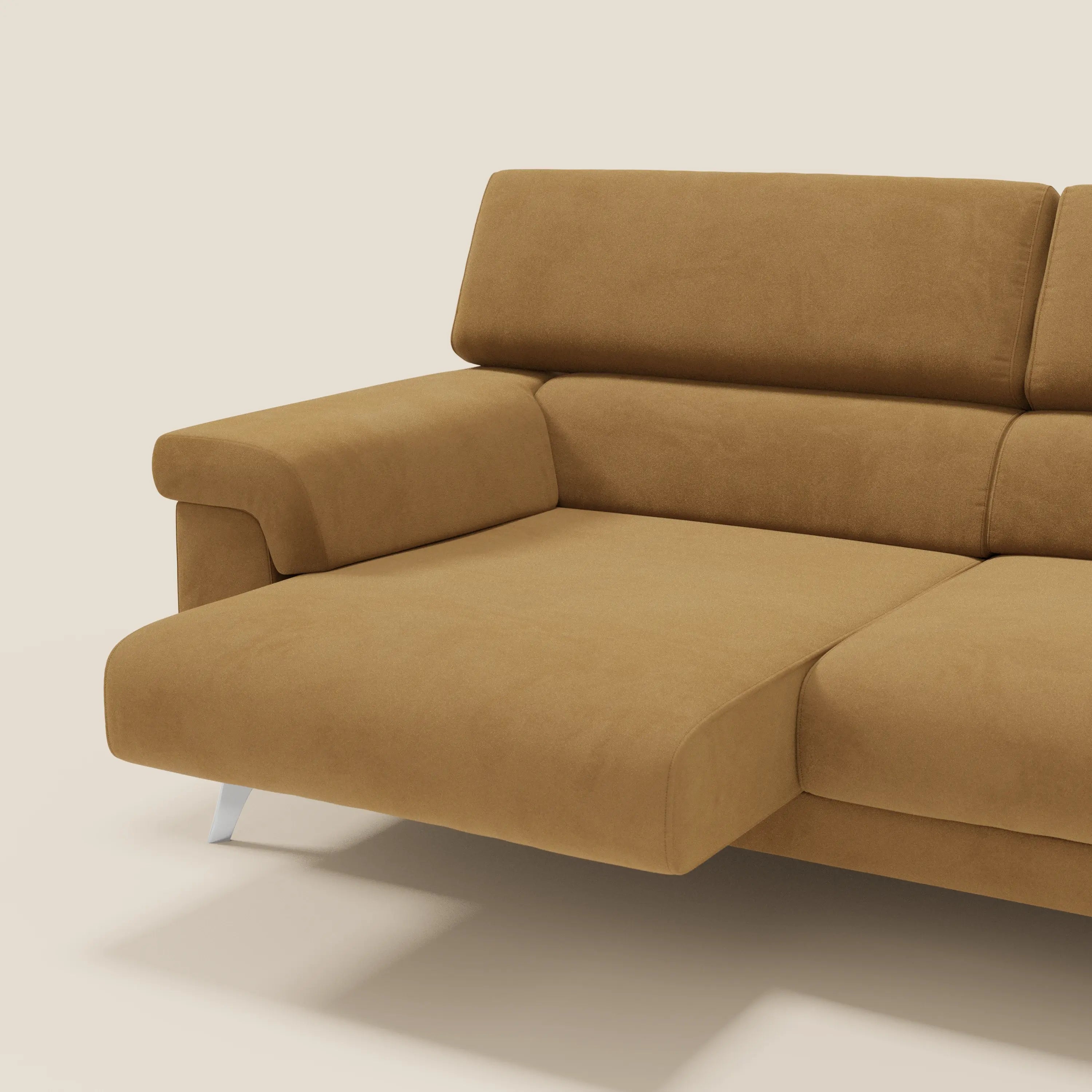 Un primo piano del divano Raffaello di Divani.Store, caratterizzato da sedute allungabili, poggiatesta reclinabili e smacchiabile T11 cuoio microfibra, presentato in tan con gambe metalliche angolate e ampi braccioli su sfondo beige.