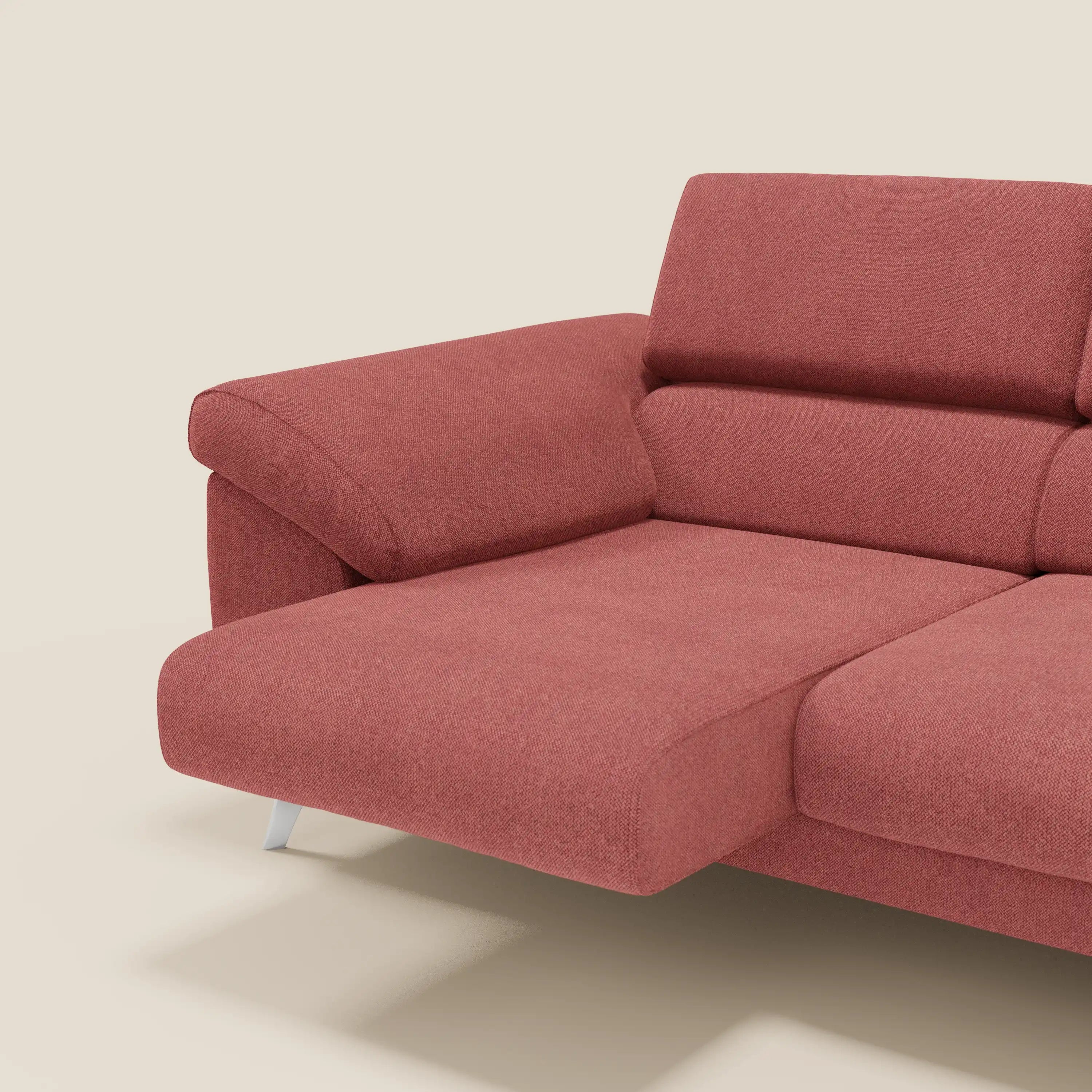 Il divano Donatello di Divani.Store è caratterizzato da 3 sedute allungabili, braccioli contenitori e poggiatesta reclinabili in tessuto antimacchia T23 rosso ciliegia. L'immagine mostra il lato sinistro su uno sfondo beige.