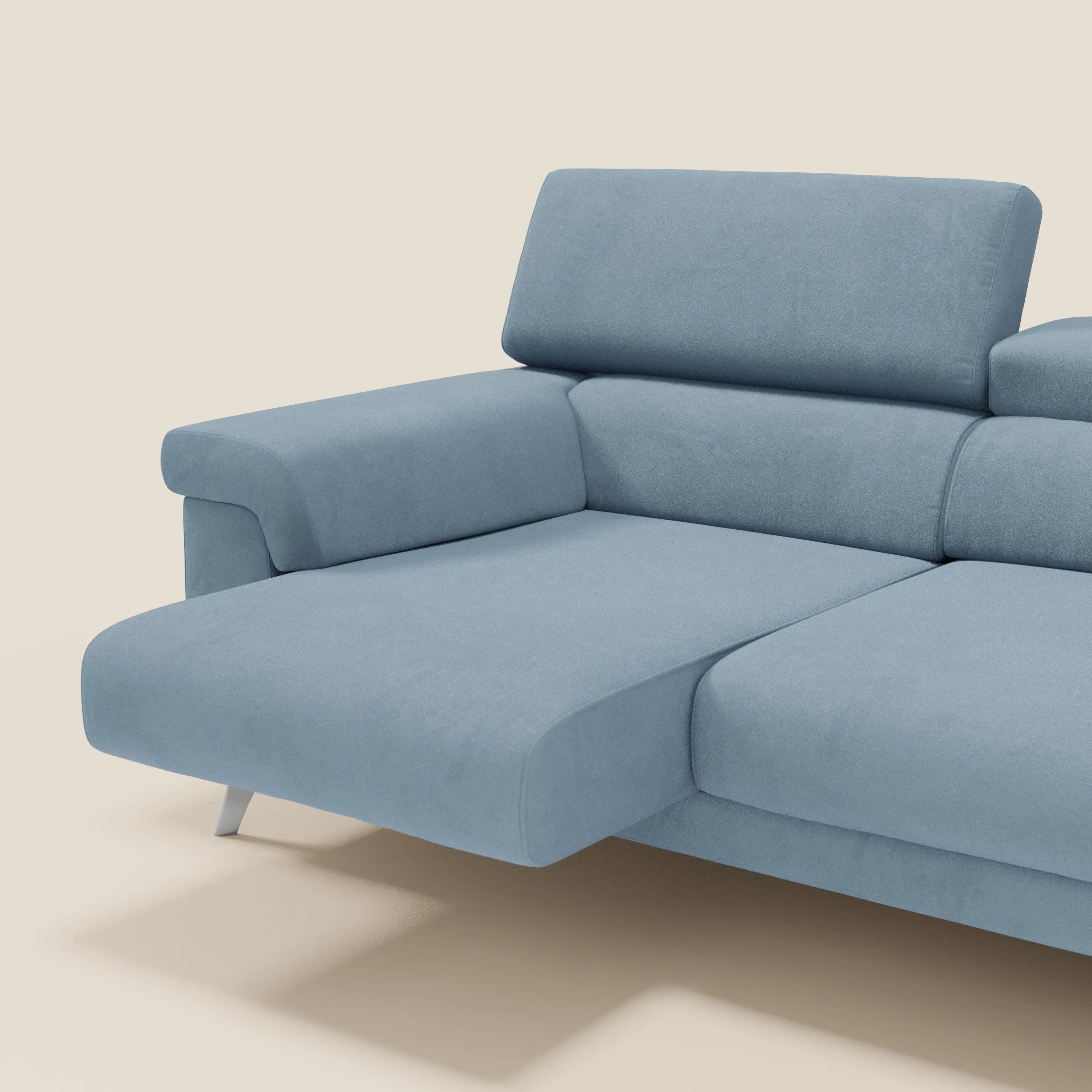 Il divano Raffaello di Divani.Store è dotato di 3 sedute allungabili, poggiatesta reclinabili e rivestimento in microfibra antimacchia T11 carta da zucchero, che offre un comfort avanzato e uno stile esaltato dalle gambe angolari in metallo.