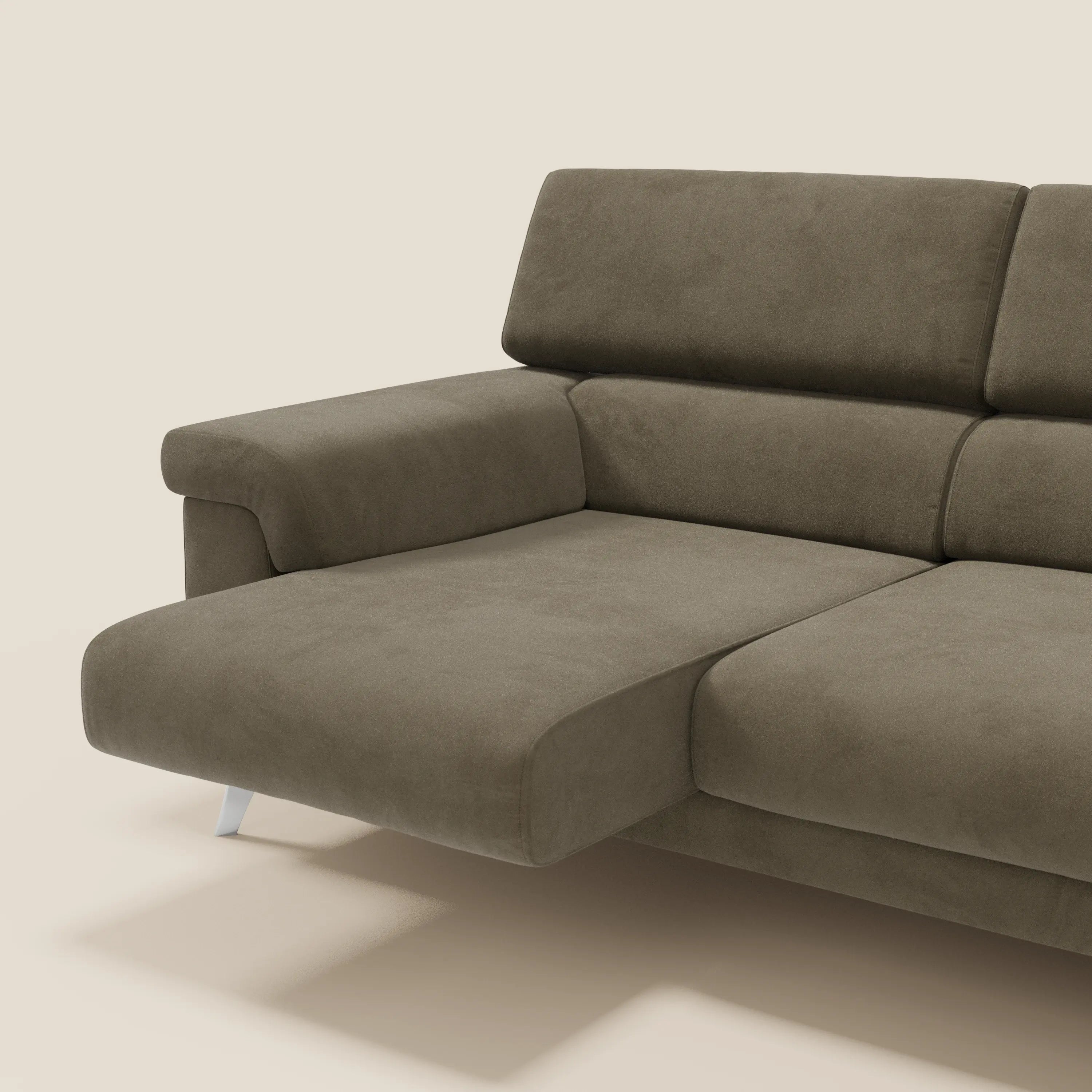 Primo piano del Raffaello Divano angolare con sedute scorrevoli e poggiatesta regolabili in microfibra smacchiabile T11 marrone di Divani.Store, caratterizzato da una chaise lounge allungata, ampi braccioli quadrati e gambe in metallo.