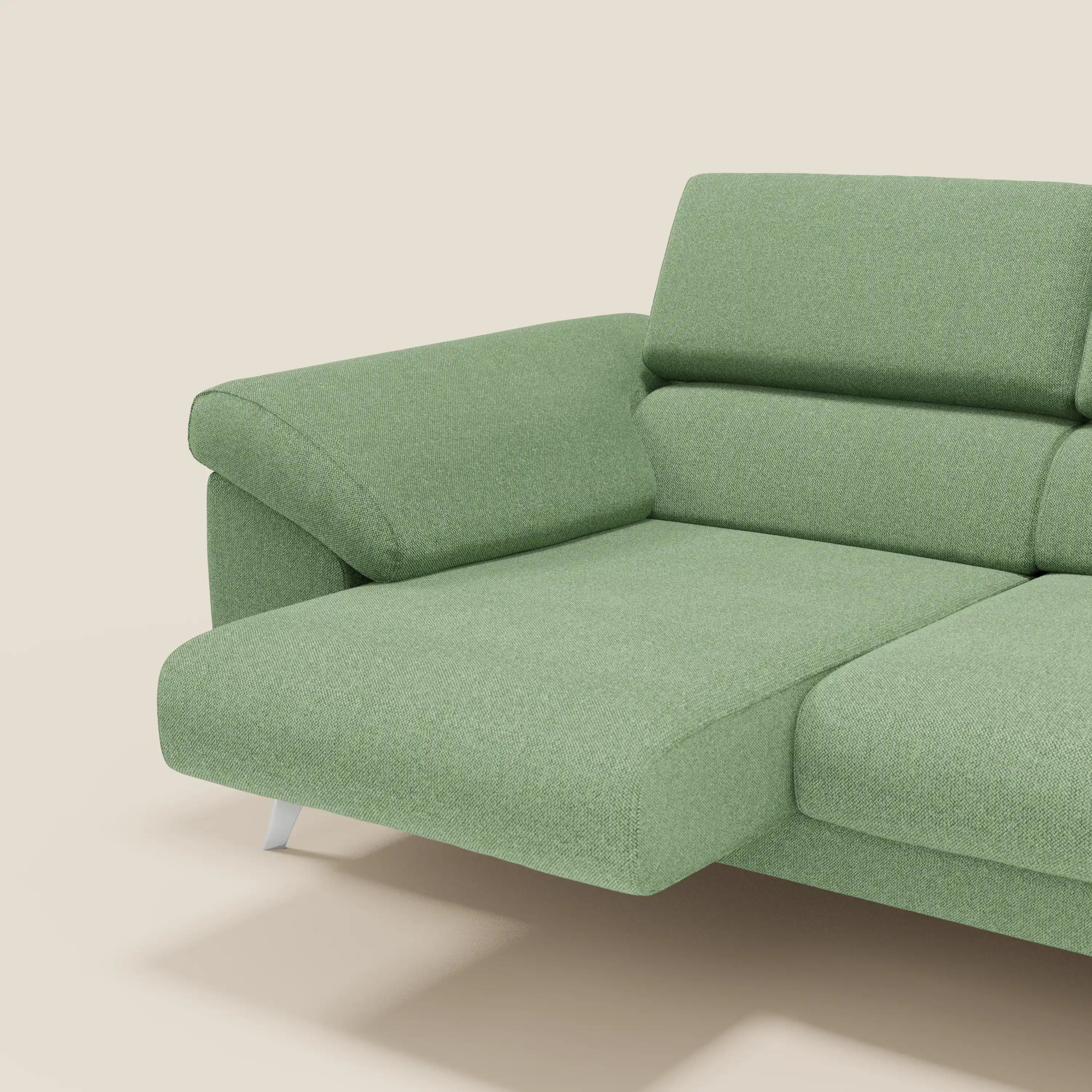 Il divano Donatello di Divani.Store in tessuto smacchiabile T23 menta è caratterizzato da 3 sedute allungabili, braccioli contenitore e poggiatesta reclinabili. Il suo look moderno comprende una chaise longue sinistra con una sottile gamba in metallo e un morbido rivestimento testurizzato.