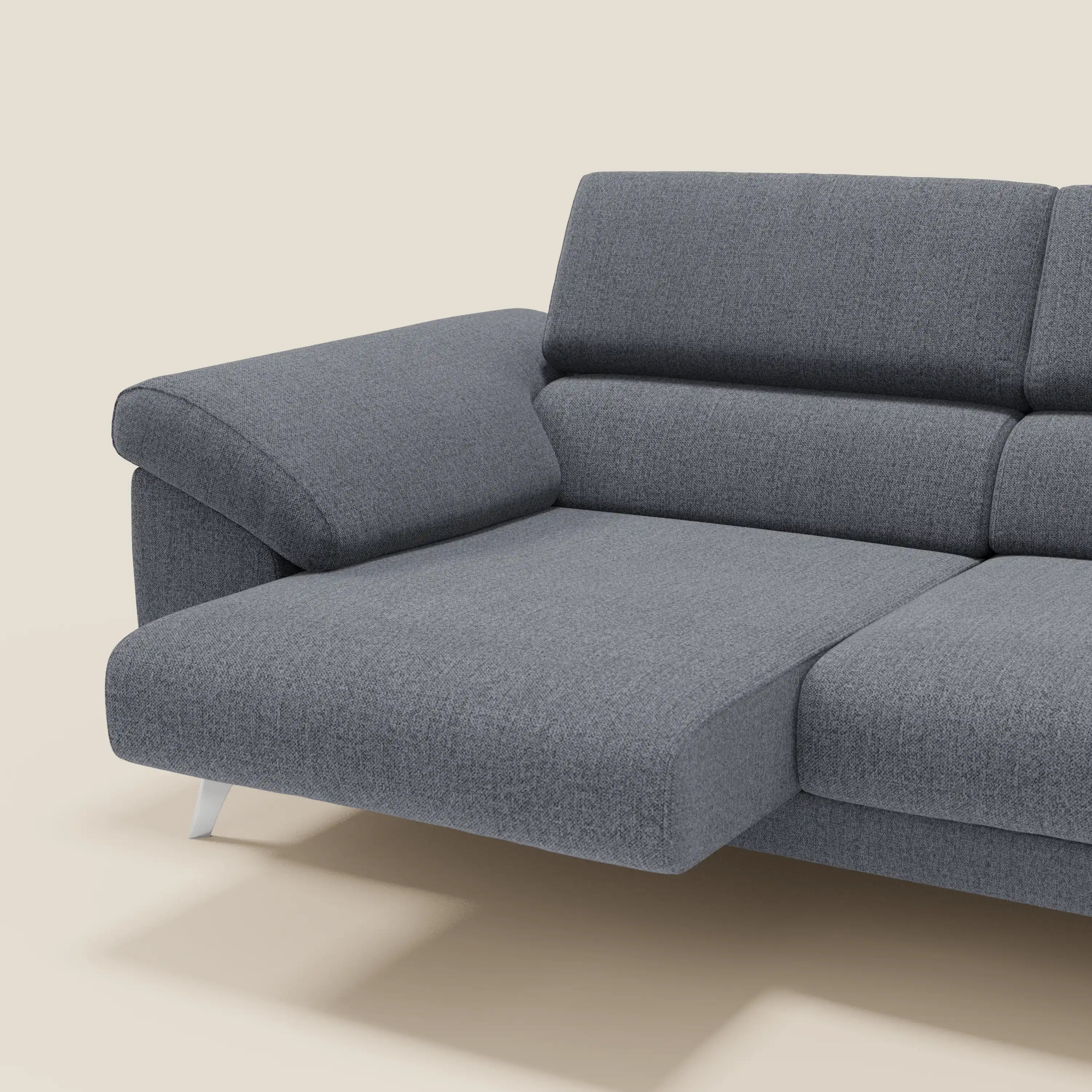 Moderno divano Donatello blu grafite di Divani.Store con sedili estensibili, braccioli contenitori e poggiatesta regolabili in tessuto T23 antimacchia, che sfoggia un design contemporaneo su uno sfondo beige chiaro.