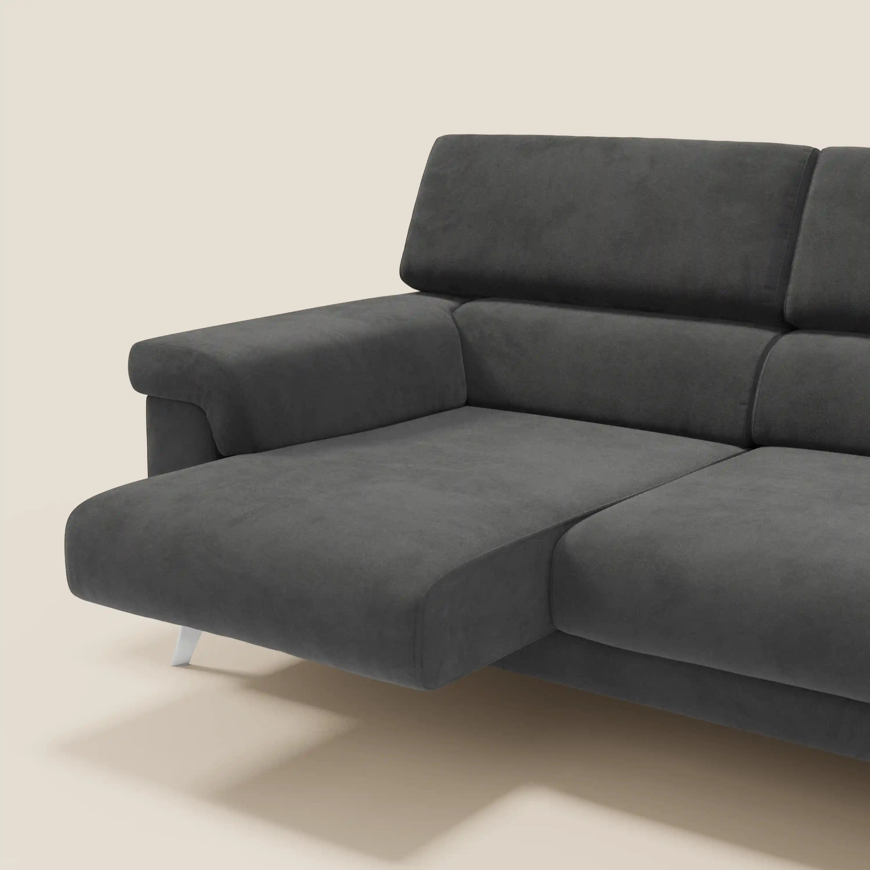 Il divano angolare Raffaello in T11 nero microfibra smacchiabile di Divani.Store è caratterizzato da sedute scorrevoli, poggiatesta regolabili, ampi braccioli, gambe angolari in metallo e dettagli trapuntati, su uno sfondo beige semplice.