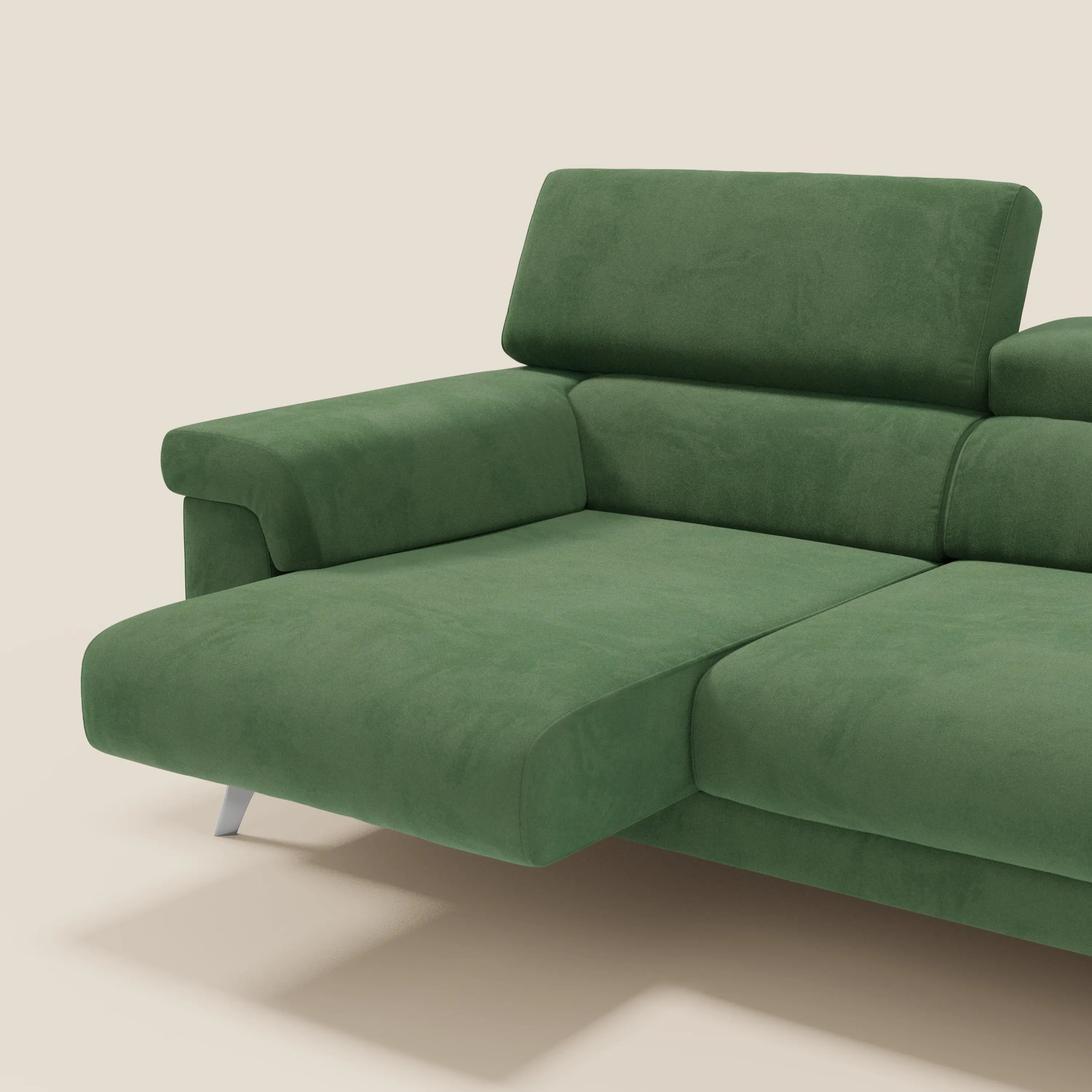 Il divano Raffaello di Divani.Store è caratterizzato da 3 sedute allungabili, poggiatesta reclinabili, ampio bracciolo sinistro e gambe angolate in argento. Rivestito in microfibra verde T11, facile da pulire, unisce stile contemporaneo e artigianalità Made in Italy.