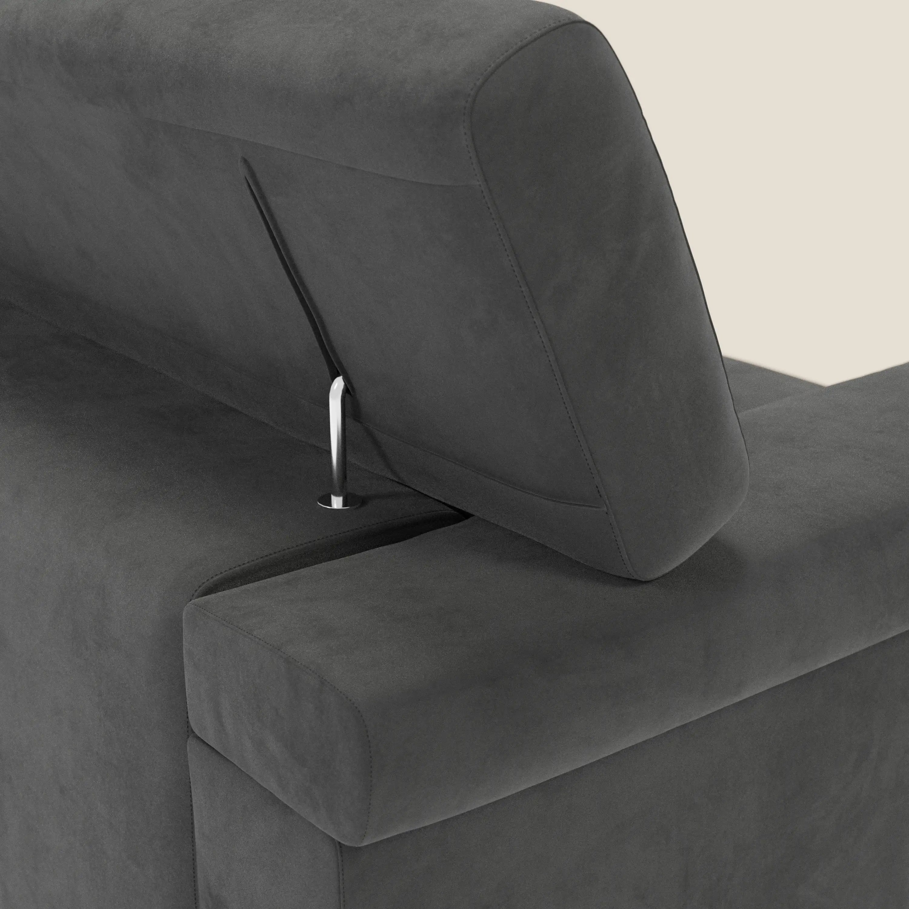 Un primo piano del divano Raffaello con sedute allungabili e poggiatesta reclinabili in microfibra smacchiabile T11 nero di Divani.Store mostra il poggiatesta regolabile sollevato su una sottile barra argentata, con lo schienale e la seduta morbidi su uno sfondo beige chiaro.