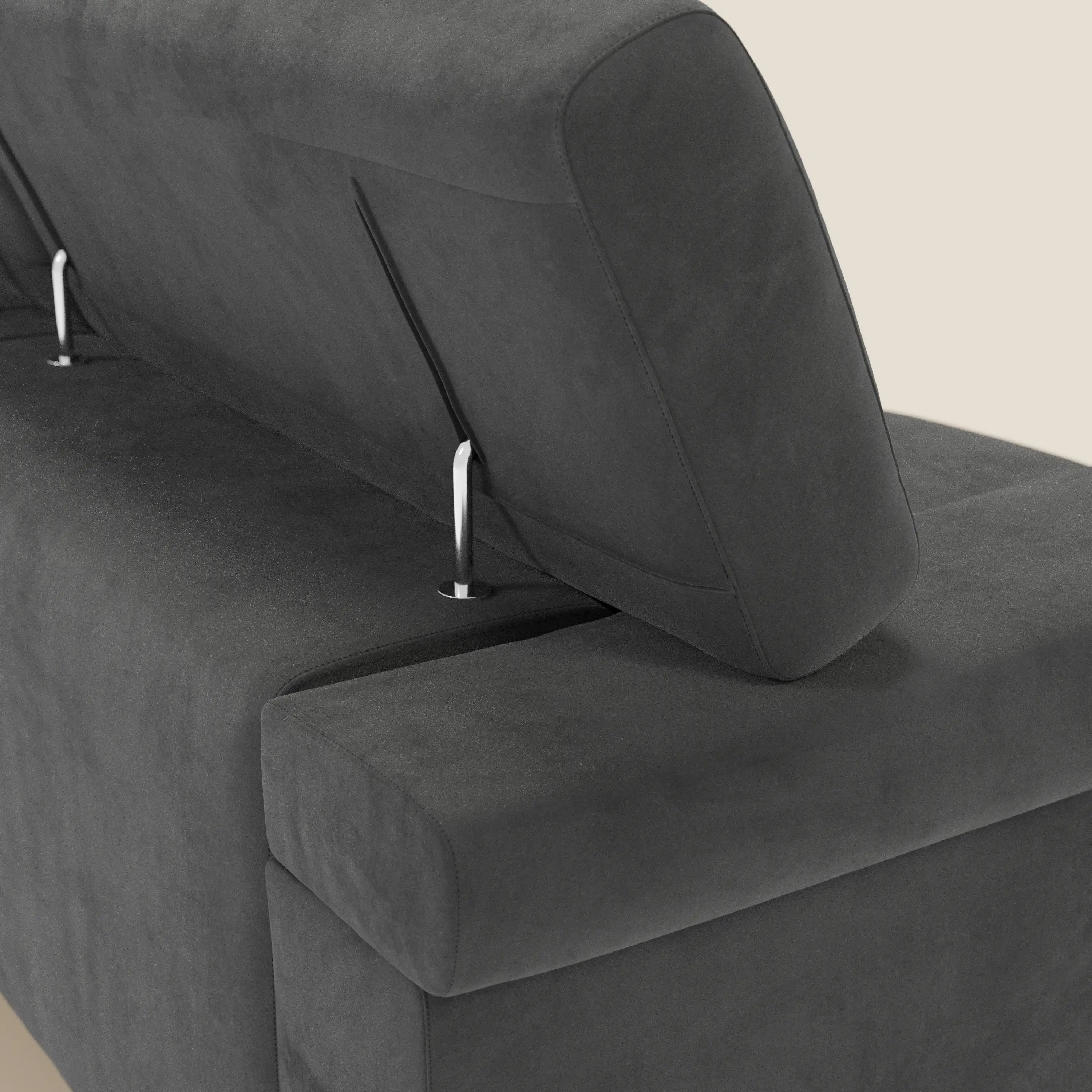 Primo piano del divano Raffaello con 3 sedute allungabili e poggiatesta reclinabile in microfibra smacchiabile T11 nero di Divani.Store. Lo schienale regolabile con cerniere in metallo e il tessuto felpato evocano uno stile contemporaneo su uno sfondo beige.