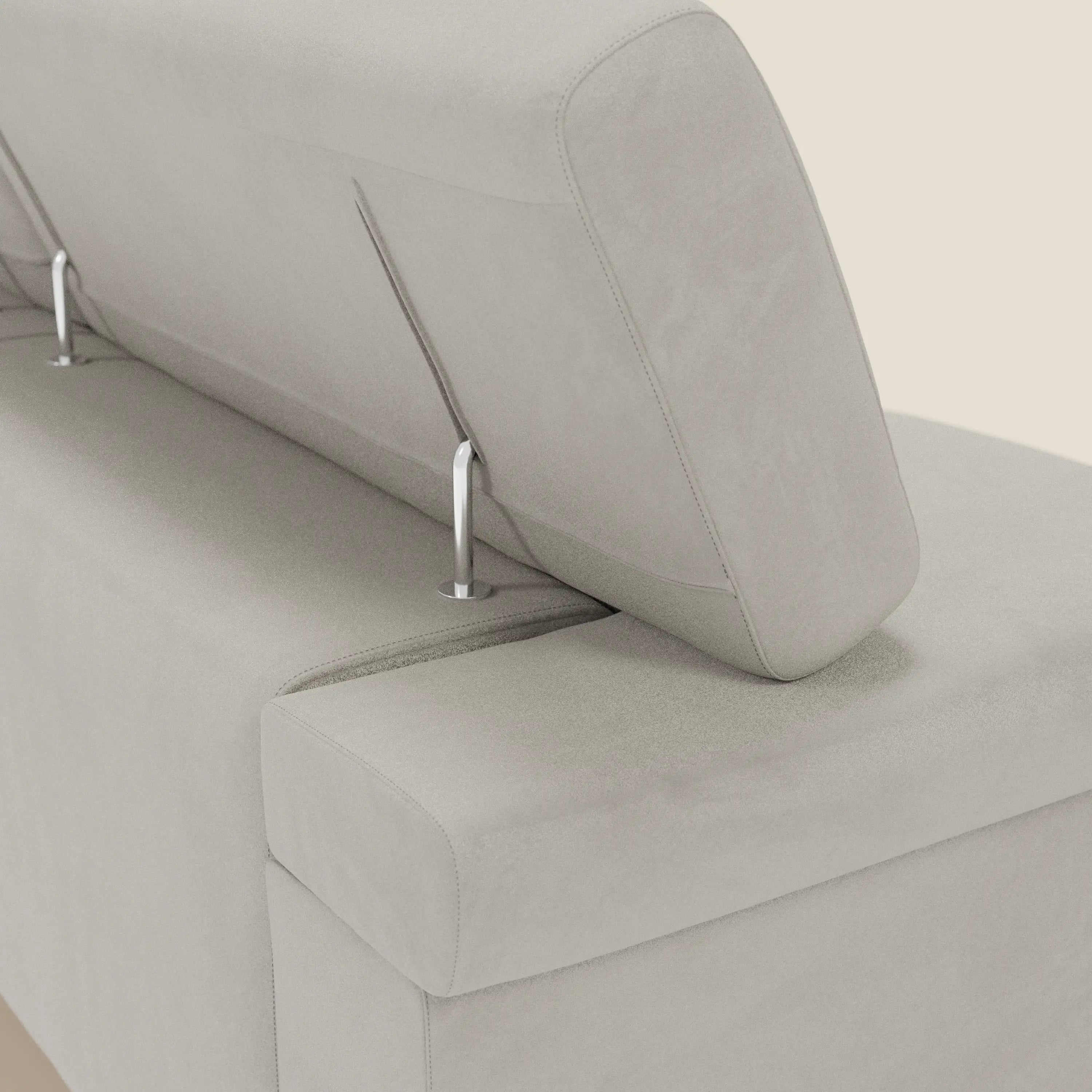 Un primo piano del divano Raffaello di Divani.Store, caratterizzato da 3 sedute allungabili e poggiatesta reclinabili in smacchiabile microfibra T11 panna, ne sottolinea lo stile pulito e contemporaneo e il design funzionale.