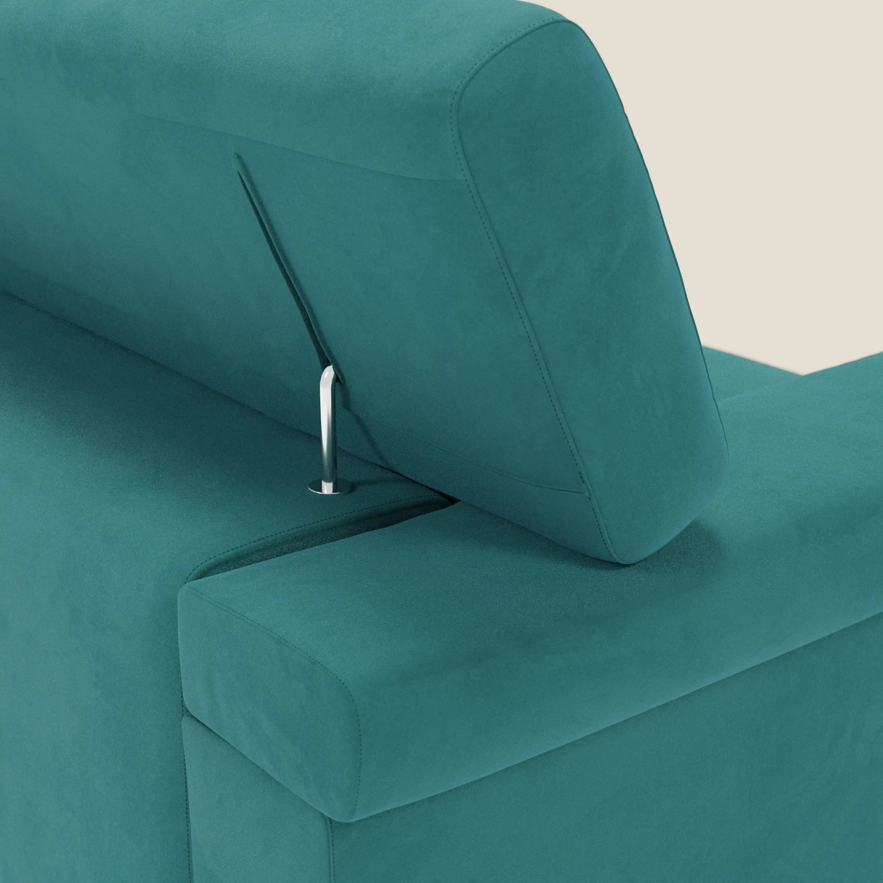 Un primo piano del divano Raffaello con sedute allungabili e poggiatesta reclinabili in microfibra smacchiabile T11 petrolio di Divani.Store mostra il suo comfort regolabile, con il poggiatesta parzialmente rialzato e il morbido rivestimento verde acqua su sfondo beige.