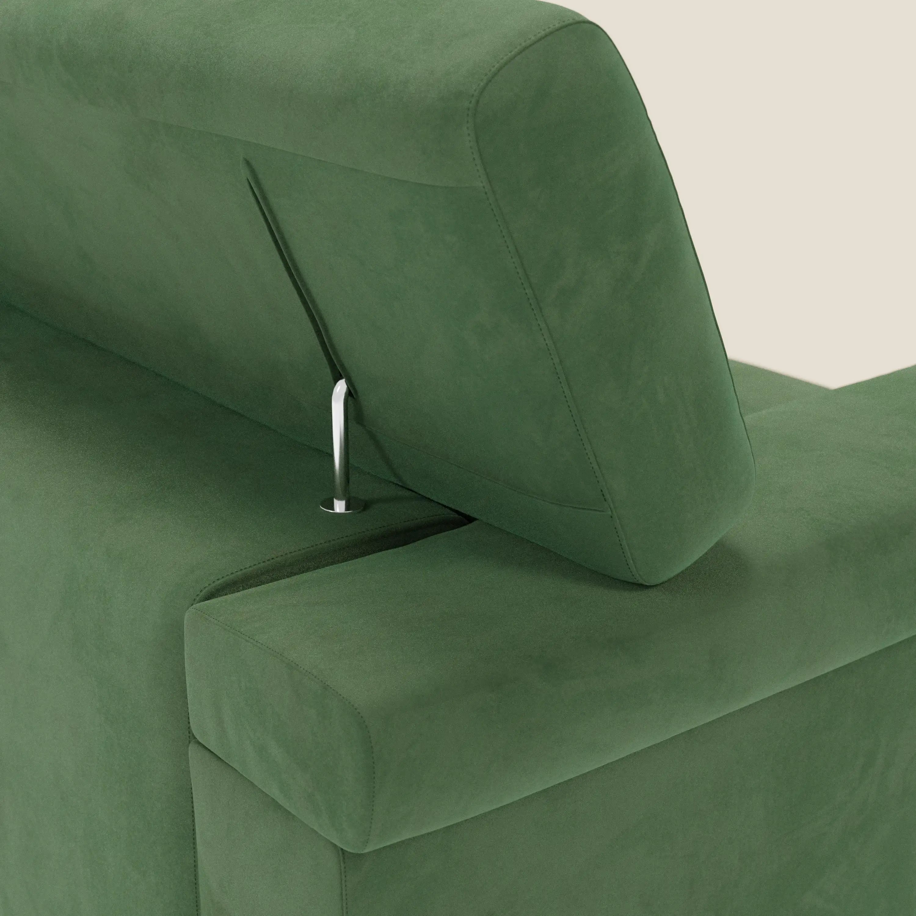Primo piano del divano Raffaello di Divani.Store, con sedute regolabili e poggiatesta reclinabili in microfibra verde T11 antimacchia. I supporti in metallo lucido e il morbido tessuto spiccano su uno sfondo bianco sporco.