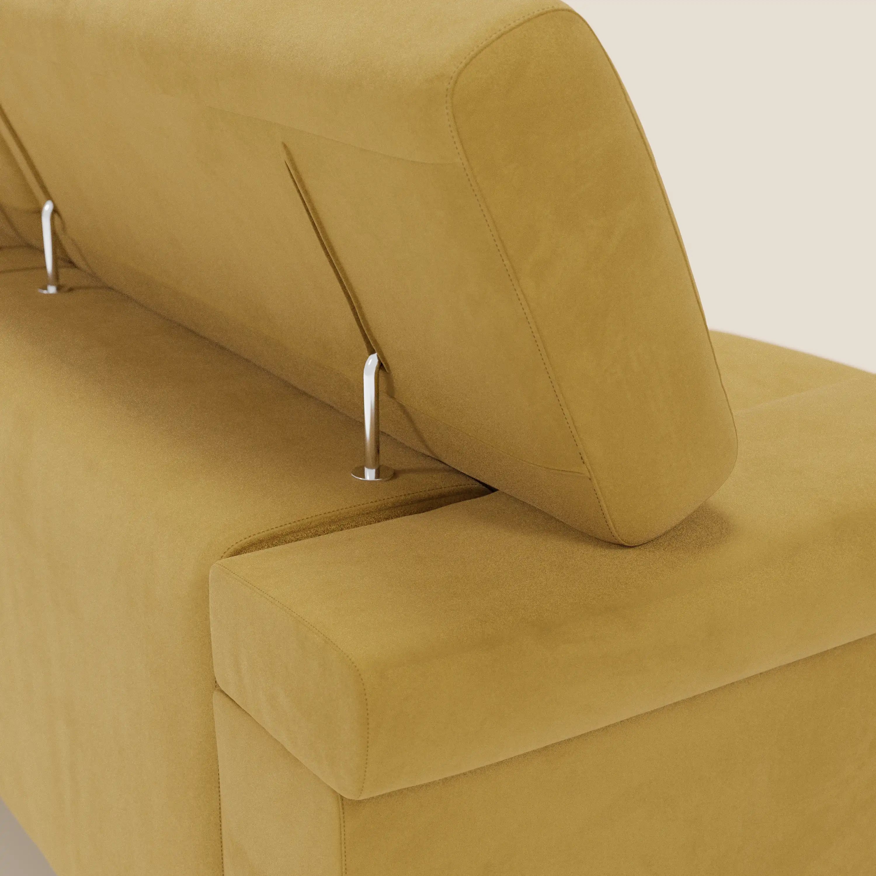 Un primo piano del divano Raffaello di Divani.Store mette in evidenza le 3 sedute allungabili e i poggiatesta reclinabili in microfibra antimacchia T11 giallo, con lo schienale inclinato in avanti. Lo sfondo è un semplice beige chiaro. Prodotto in Italia.