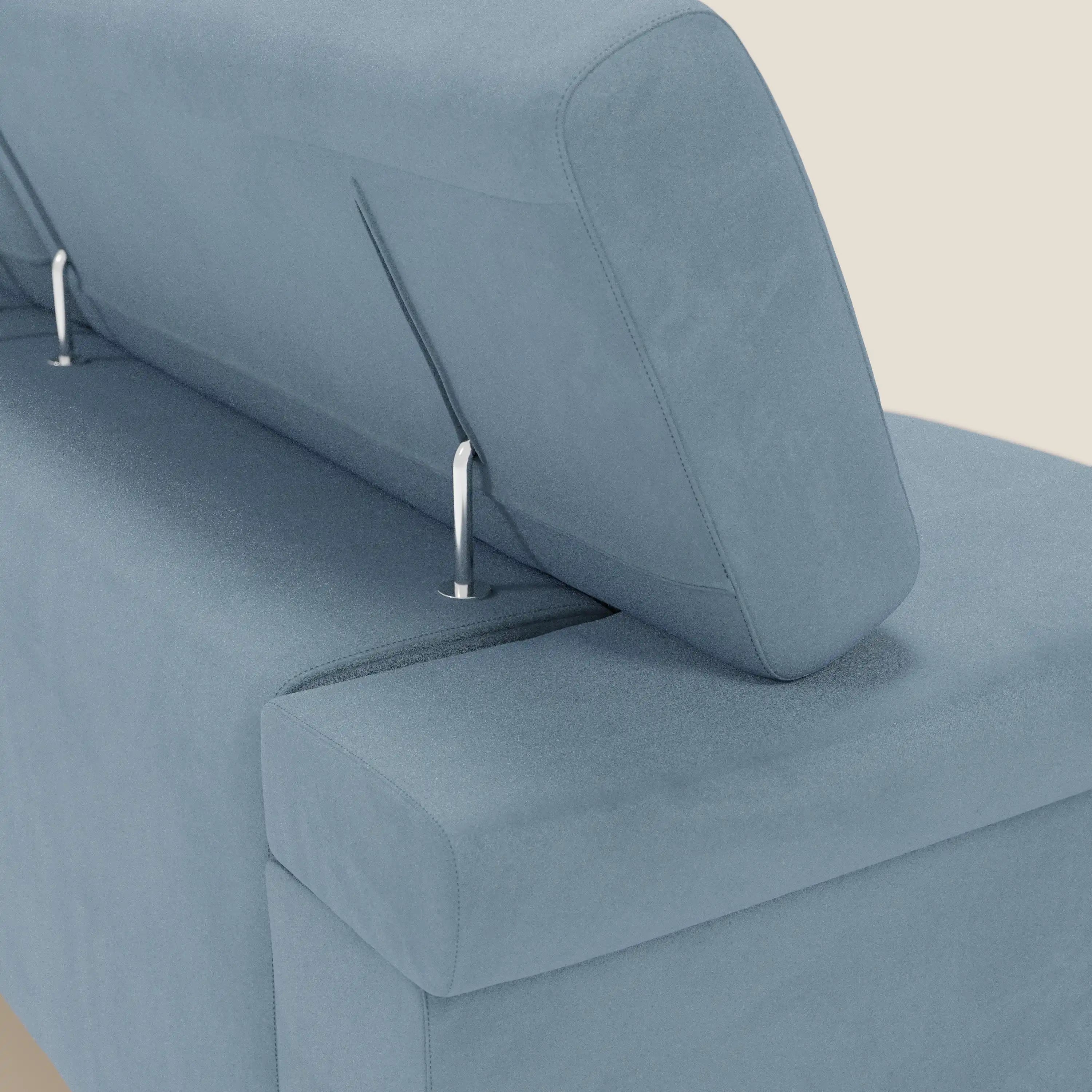 Primo piano del divano Raffaello di Divani.Store in microfibra T11 carta da zucchero easy-clean, con 3 sedute allungabili e poggiatesta reclinabili, con staffe metalliche a vista per un tocco di eleganza su sfondo beige.