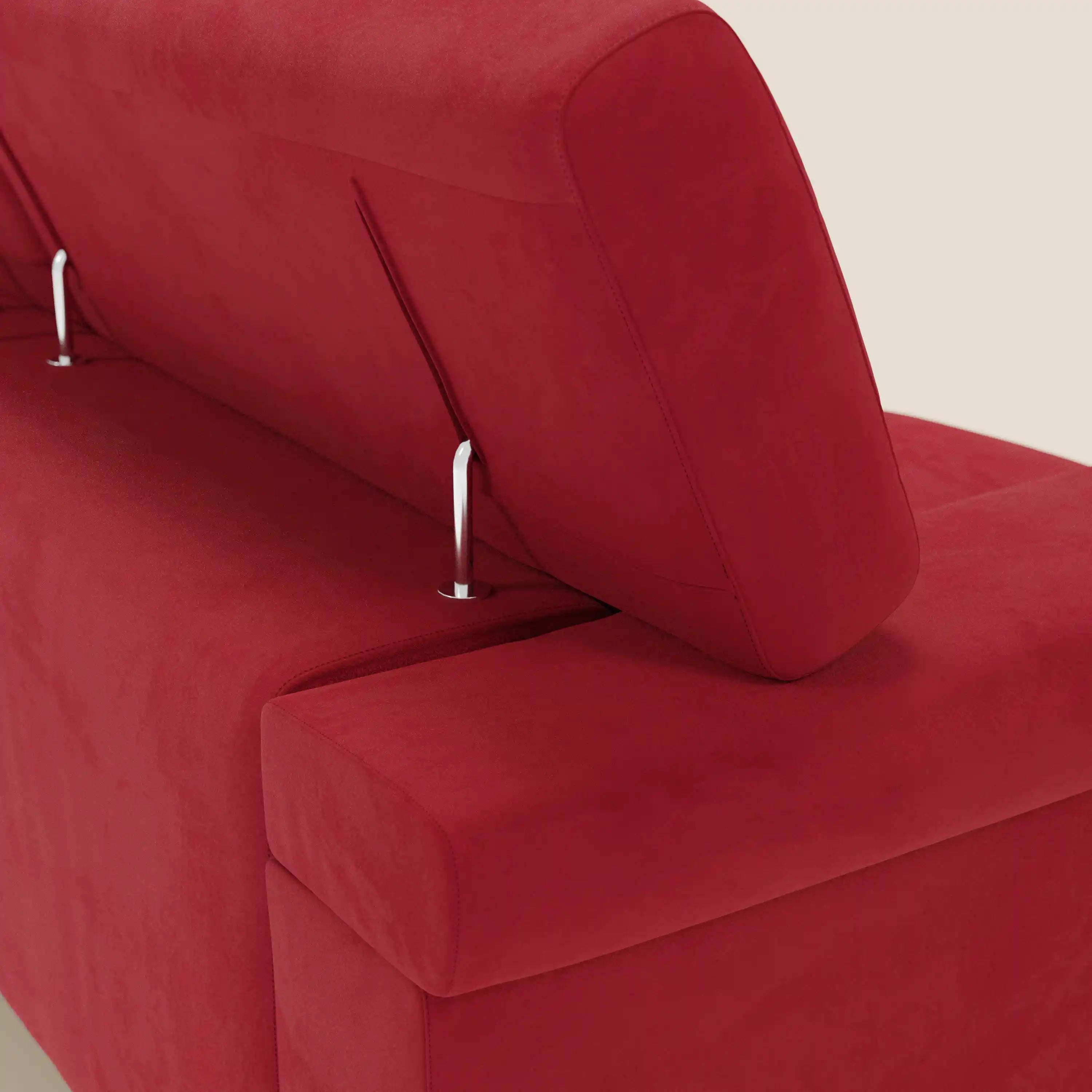 Divani.Store presenta un moderno divano Raffaello rosso con 3 sedute allungabili e poggiatesta reclinabili in microfibra rossa T11 antimacchia. Lo schienale parzialmente sollevato rivela le cerniere in metallo. Lo sfondo è bianco sporco.