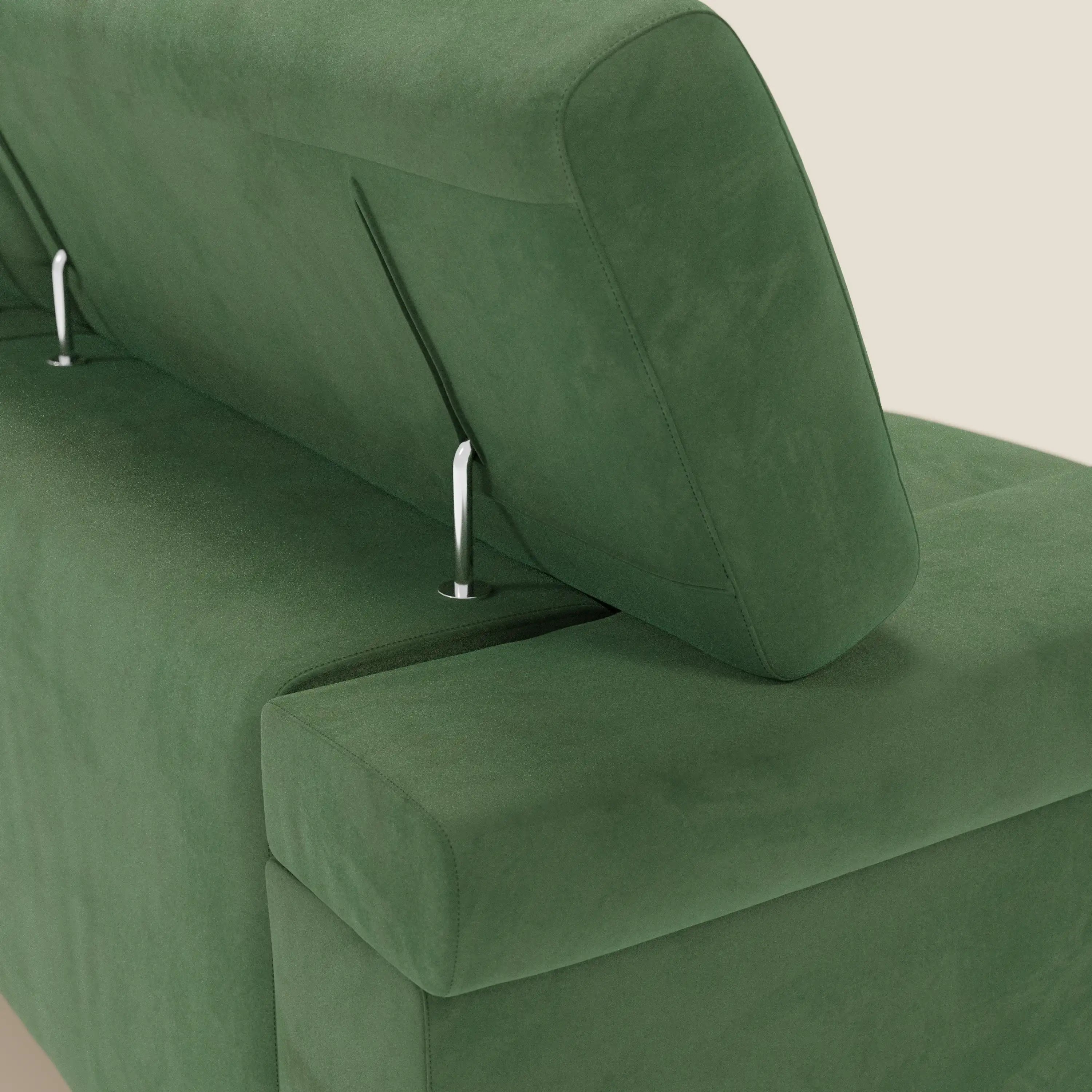 Primo piano del divano Raffaello di Divani.Store, un divano in microfibra T11 verde con 3 sedute allungabili e poggiatesta reclinabili. La qualità artigianale Made in Italy e il tessuto morbido e antimacchia spiccano su uno sfondo bianco sporco.