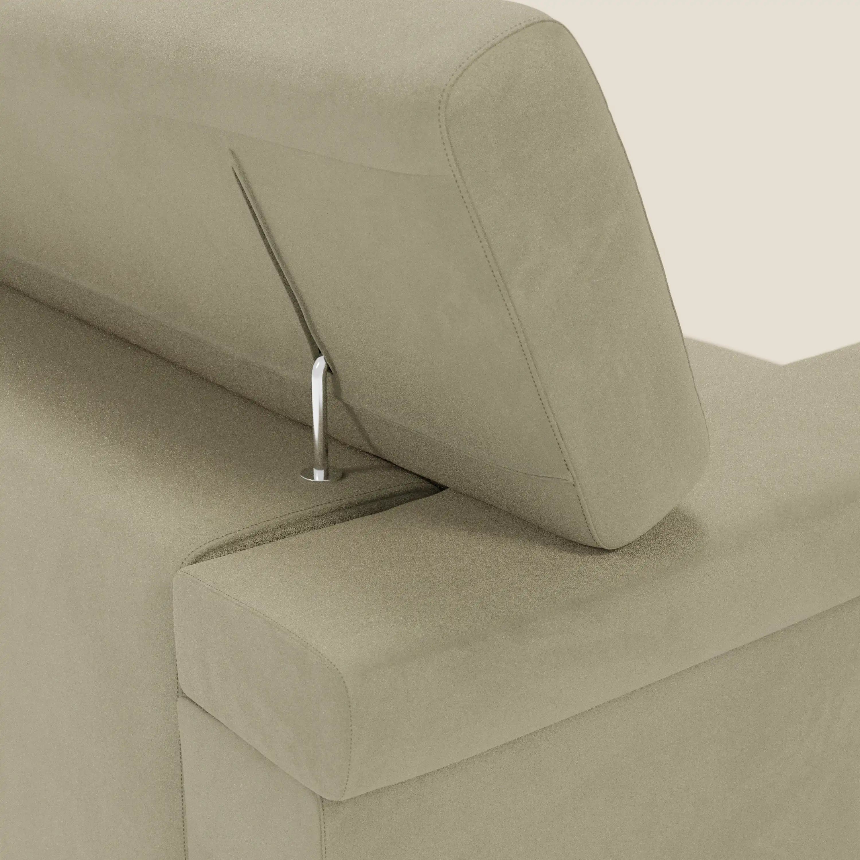 Primo piano del divano Raffaello con sedute allungabili e poggiatesta reclinabili in microfibra smacchiabile T11 beige di Divani.Store. La staffa in metallo rivela il suo comfort regolabile, mentre il tessuto scamosciato spicca su uno sfondo chiaro.