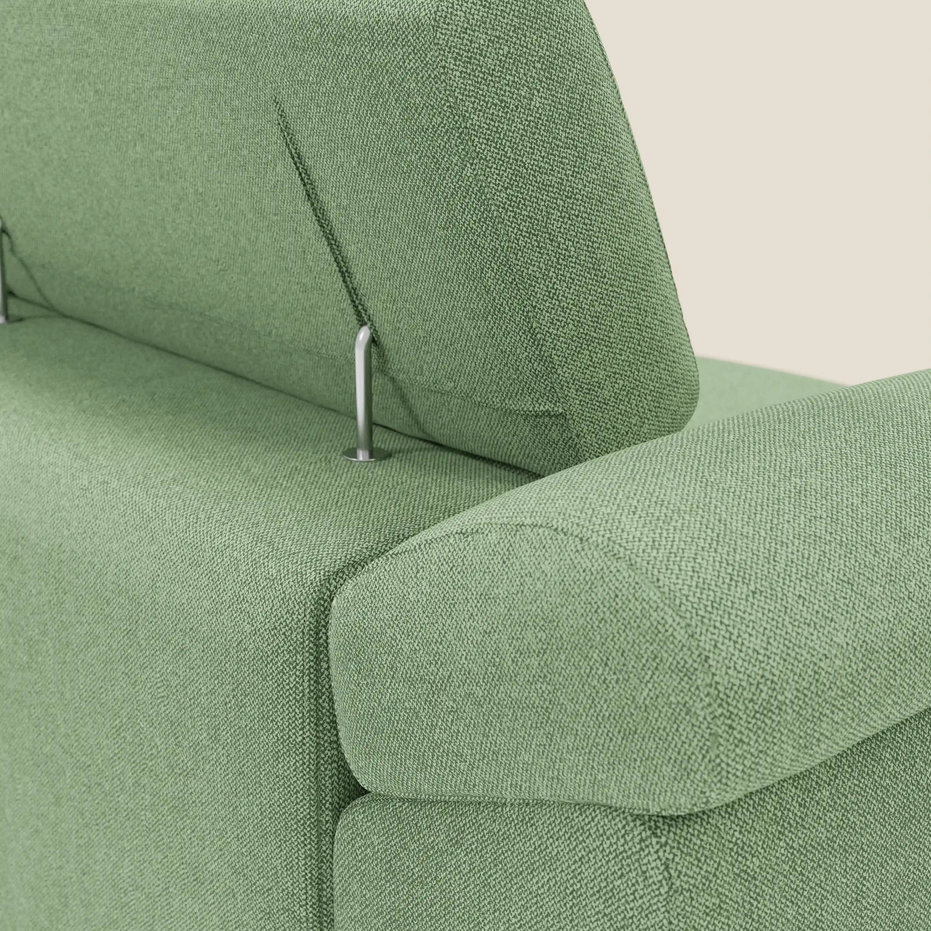 Primo piano del divano Donatello di Divani.Store in menta T23, con 3 sedute allungabili, braccioli contenitori e poggiatesta reclinabili in tessuto easy-clean. Il divano spicca su uno sfondo chiaro.
