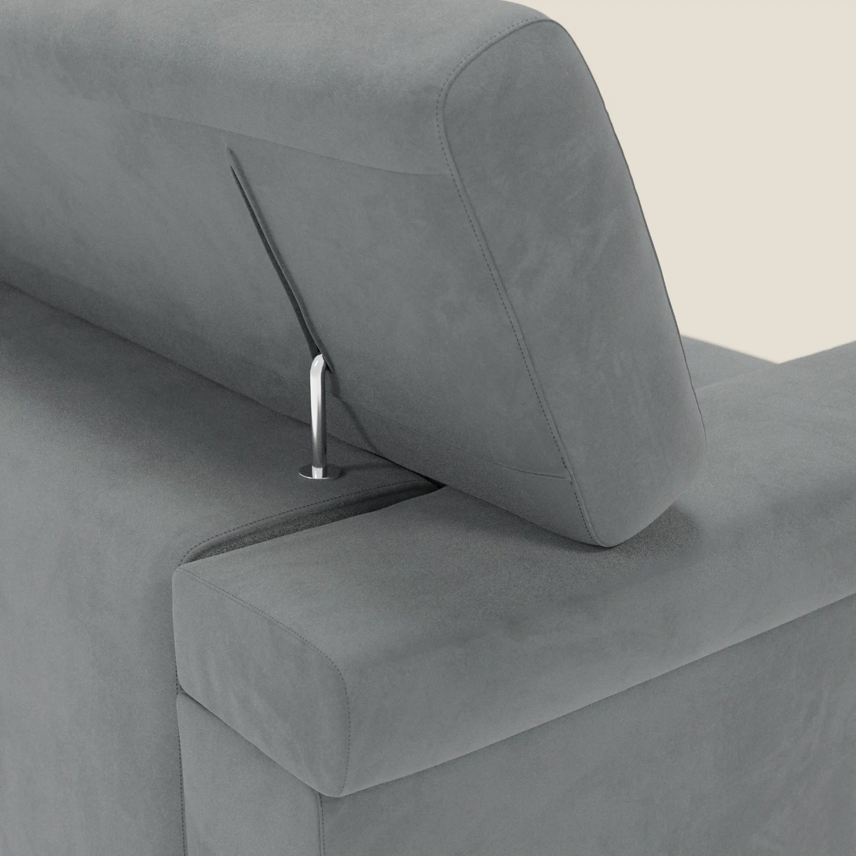 Primo piano del divano Raffaello con sedute allungabili e poggiatesta reclinabili in microfibra smacchiabile T11 grigio di Divani.Store, caratterizzato da un poggiatesta parzialmente sollevato con asta in metallo ed eleganti cuciture su tessuto grigio antimacchia.