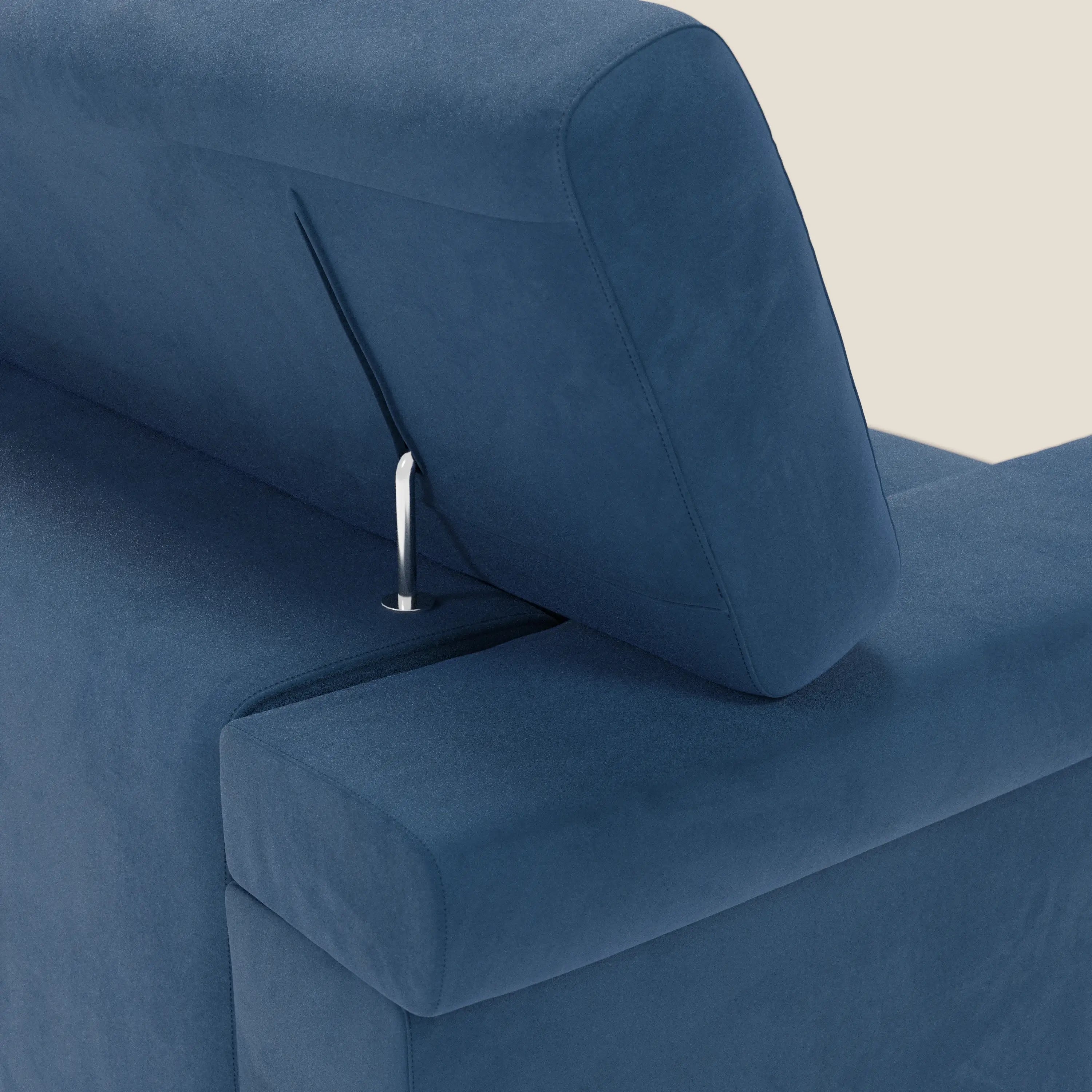 Primo piano del divano Raffaello di Divani.Store in smacchiabile microfibra T11 blu, con sedute allungabili e poggiatesta reclinabili. L'elegante base in metallo argentato esalta il comfort del divano su uno sfondo chiaro e semplice.