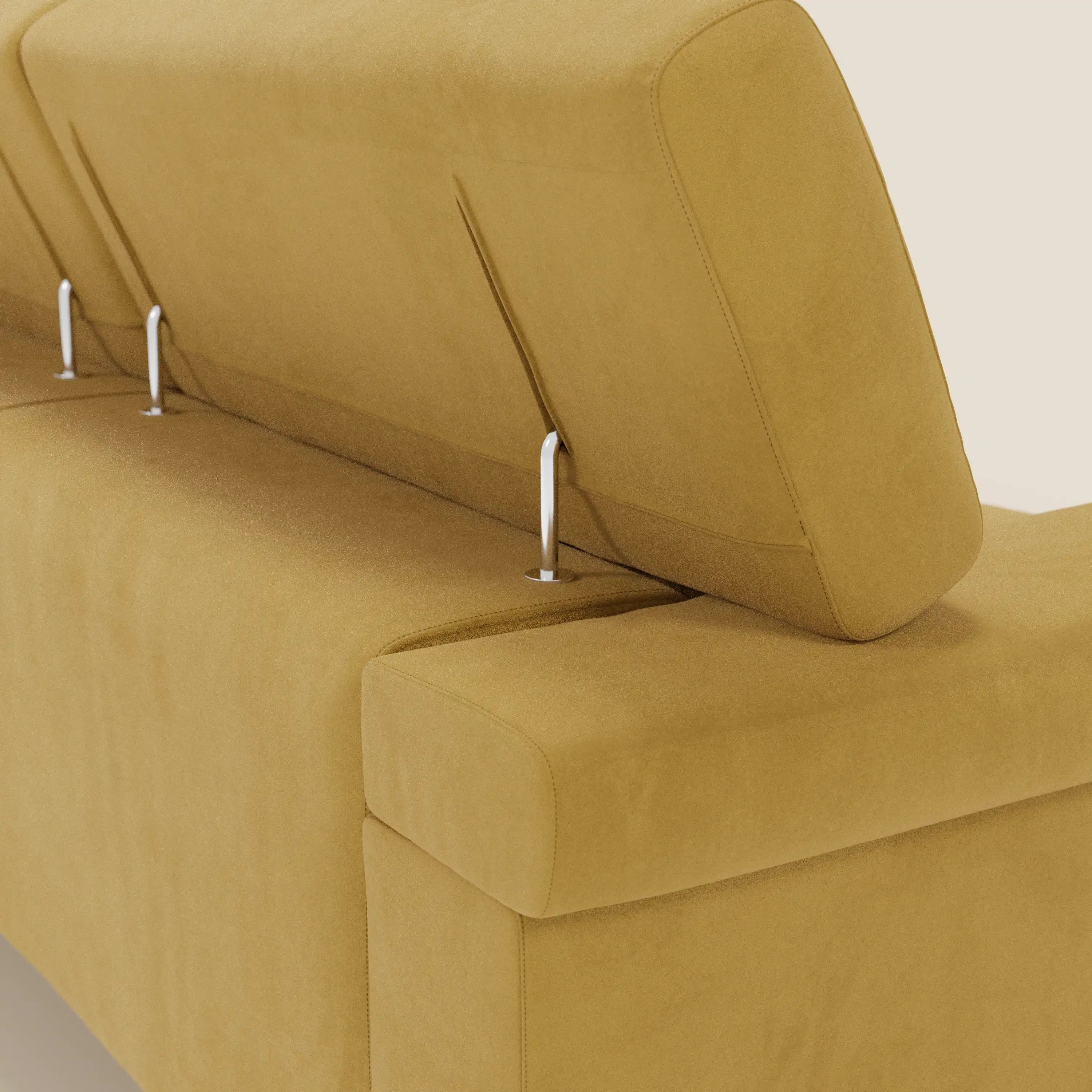 Un primo piano del Raffaello Divano angolare di Divani.Store in microfibra smacchiabile T11 giallo mostra le sue sedute scorrevoli, le poggiatesta regolabili e le cerniere in metallo argentato, evidenziando un comfort personalizzabile e un design moderno su uno sfondo beige semplice.