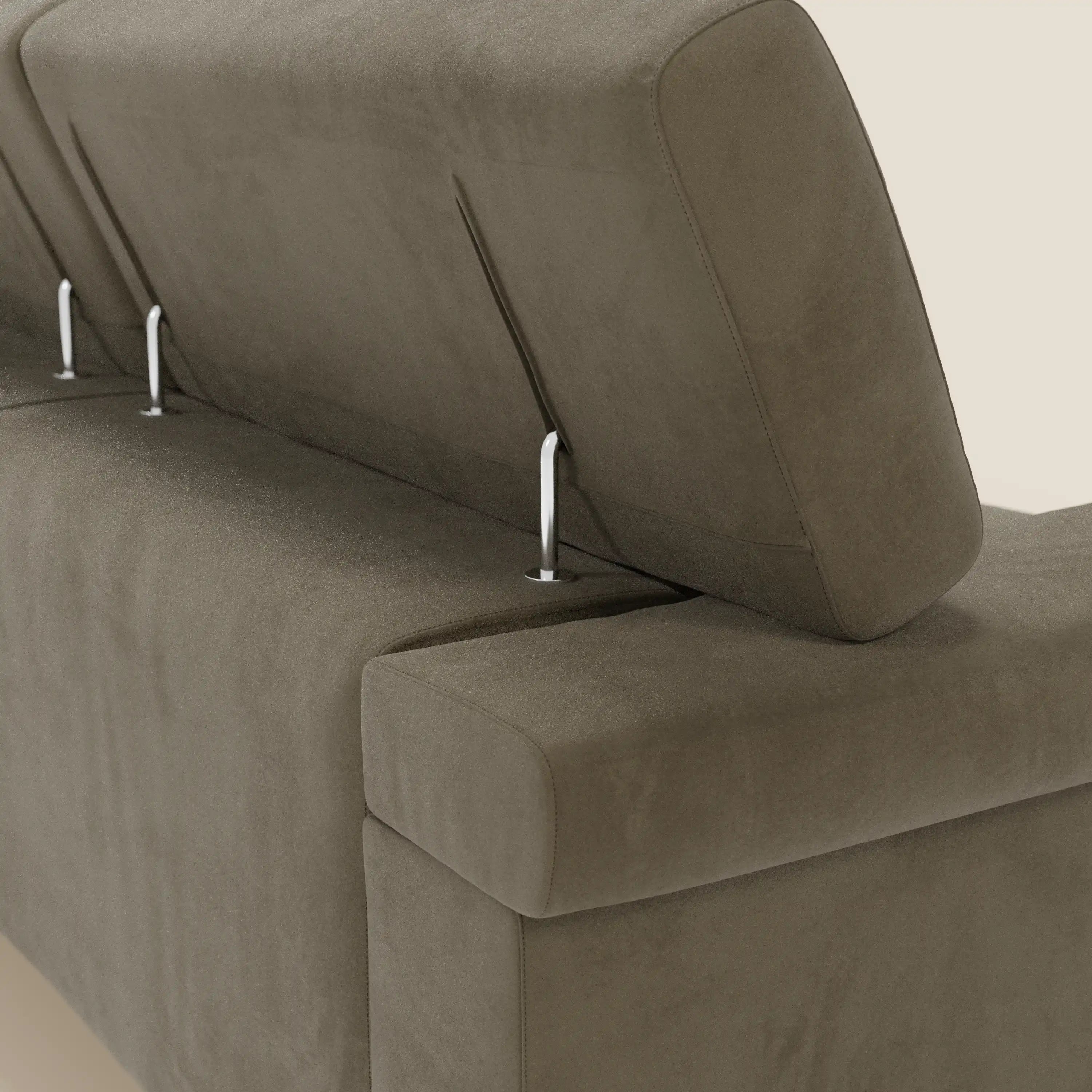 Un primo piano del divano angolare Raffaello di Divani.Store, caratterizzato da sedute scorrevoli e poggiatesta regolabili in microfibra marrone T11 antimacchia, su uno sfondo bianco sporco che ne accentua la consistenza morbida e le linee eleganti.
