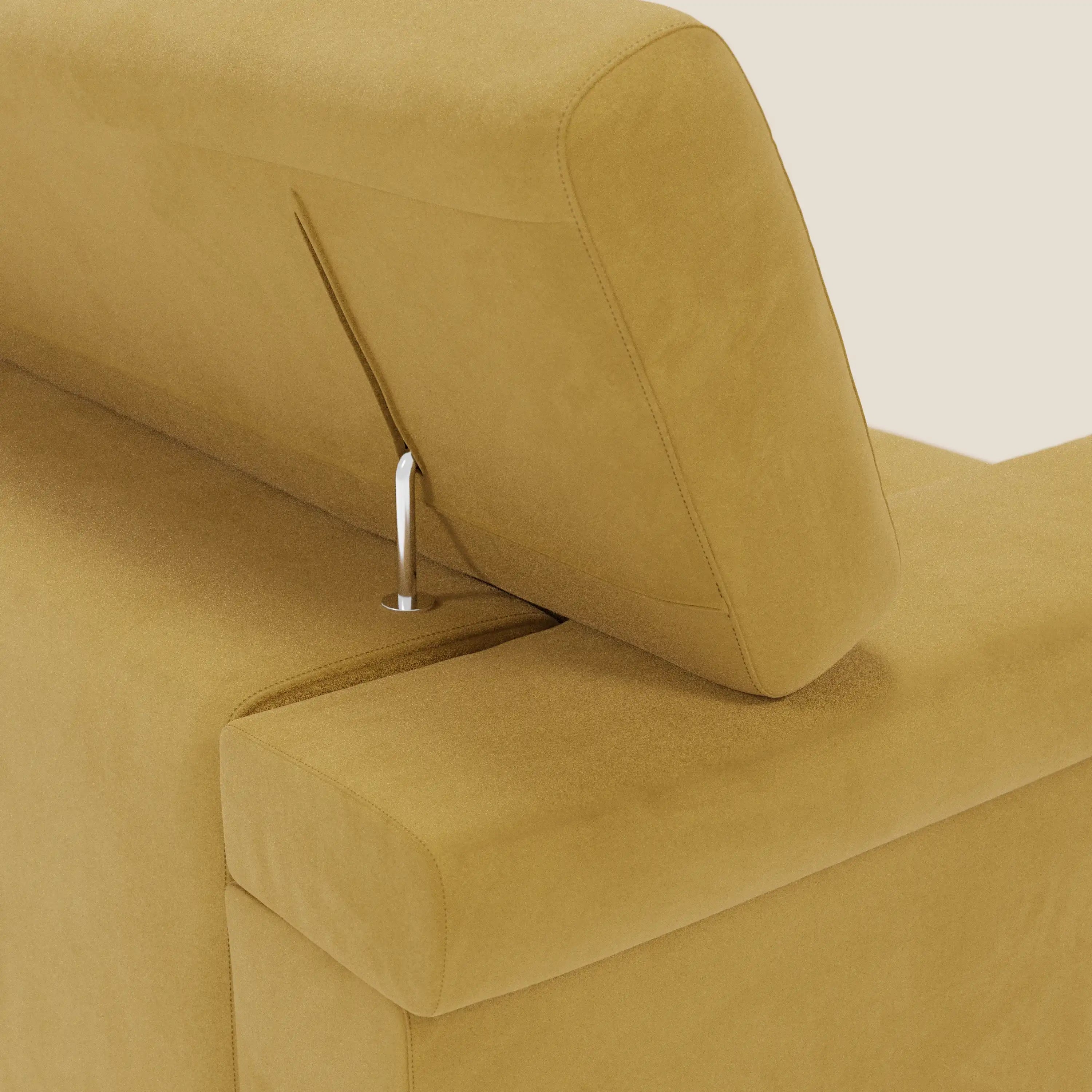 Primo piano del divano Raffaello di Divani.Store, con sedute allungabili e poggiatesta regolabili in microfibra gialla T11 antimacchia, leva cromata e linee moderne su uno sfondo beige chiaro.