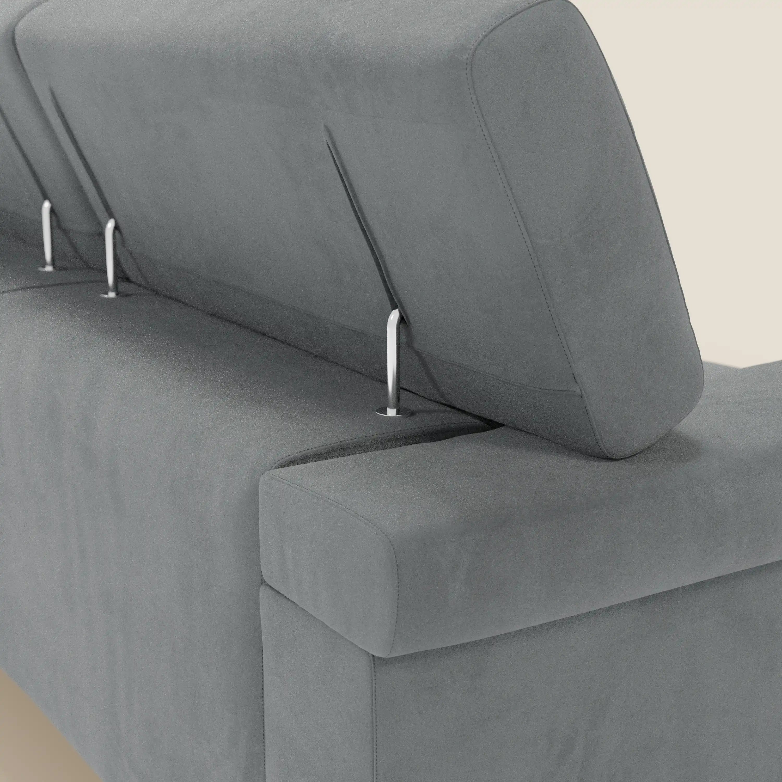 Primo piano del divano angolare Raffaello di Divani.Store in microfibra smacchiabile T11 grigio, con sedute scorrevoli e poggiatesta regolabili per un look elegante e moderno.