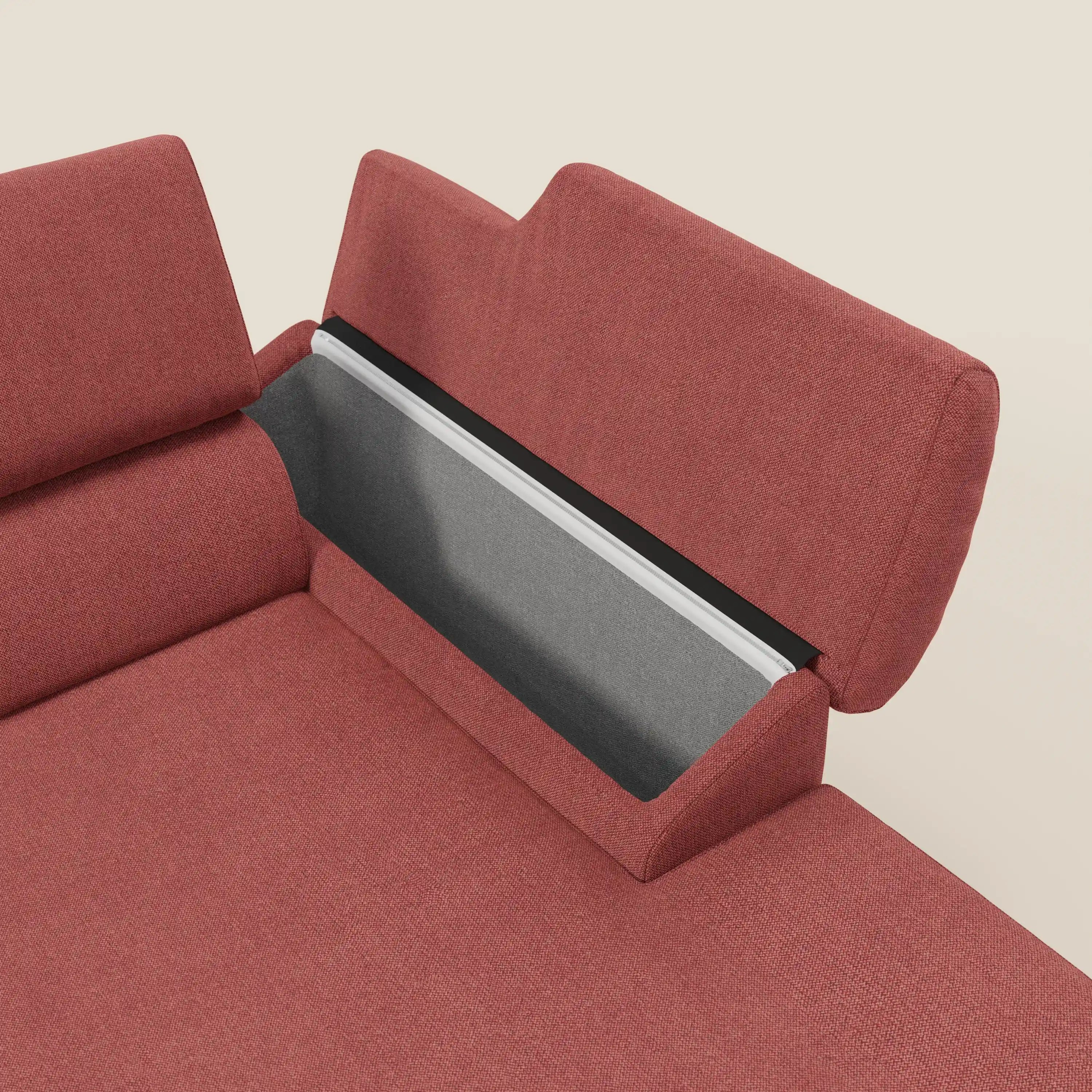 Un primo piano del Donatello Divano angolare di Divani.Store in T23 rosso ciliegia mostra il suo design contemporaneo con sedute mobili, braccioli portaoggetti e un ampio vano rivestito in tessuto grigio sotto lo schienale.