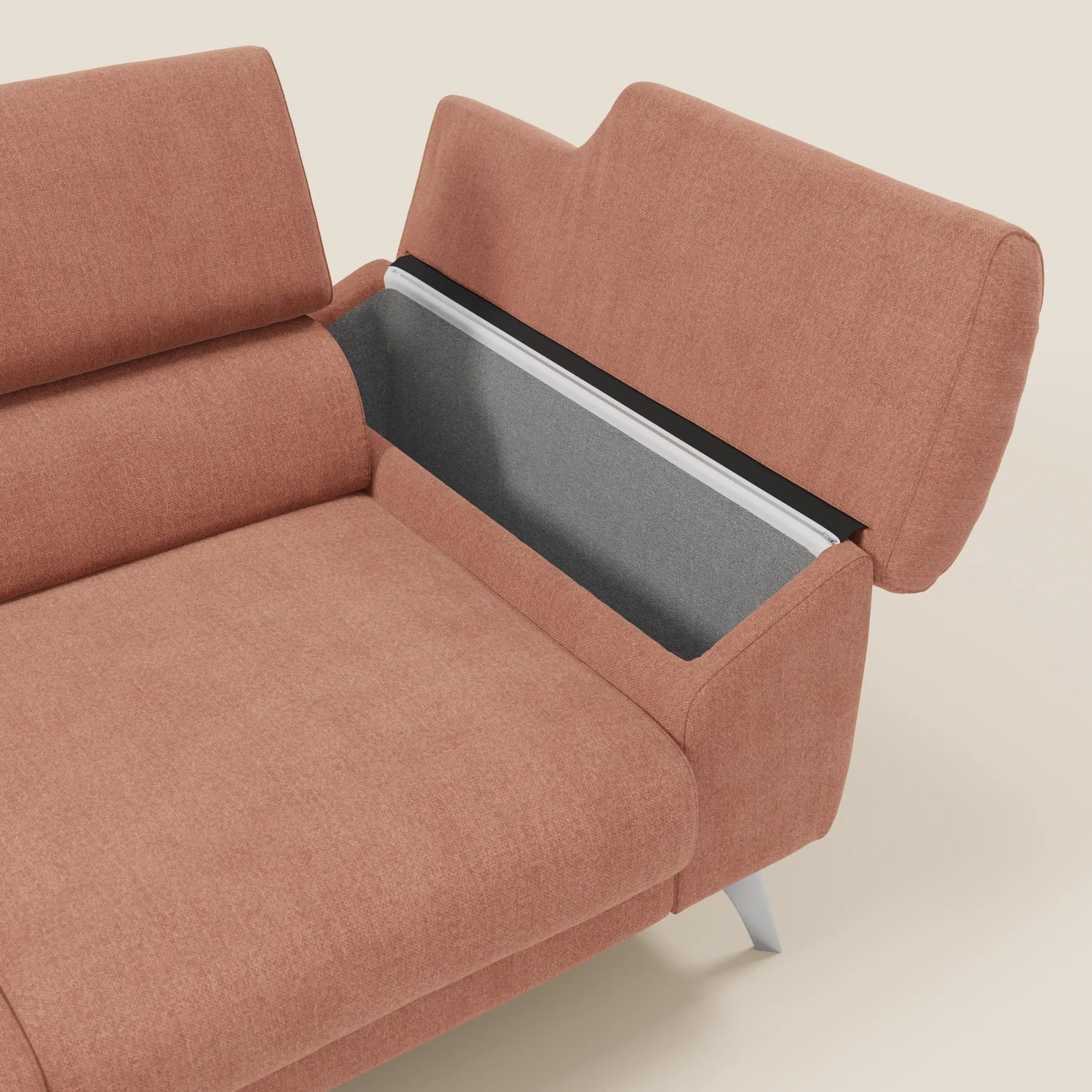 Il divano Donatello di Divani.Store in tessuto smacchiabile T23 pesca è caratterizzato da 3 sedute allungabili, braccioli contenitore, poggiatesta reclinabili e moderne gambe in metallo che uniscono il comfort contemporaneo alla praticità del design.