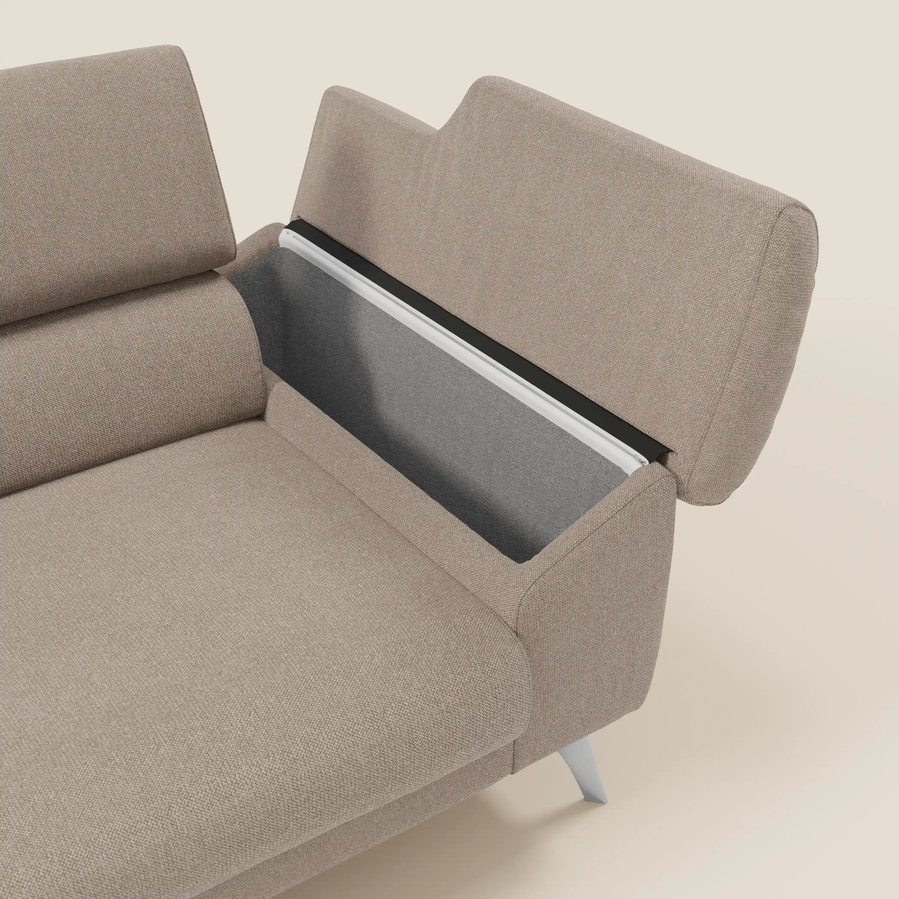 Il divano Donatello di Divani.Store è caratterizzato da sedute allungabili, braccioli contenitore e poggiatesta reclinabile in tessuto tortora T23, facile da pulire. Il suo look moderno è esaltato dalle linee pulite e dalle gambe metalliche angolate su uno sfondo semplice.