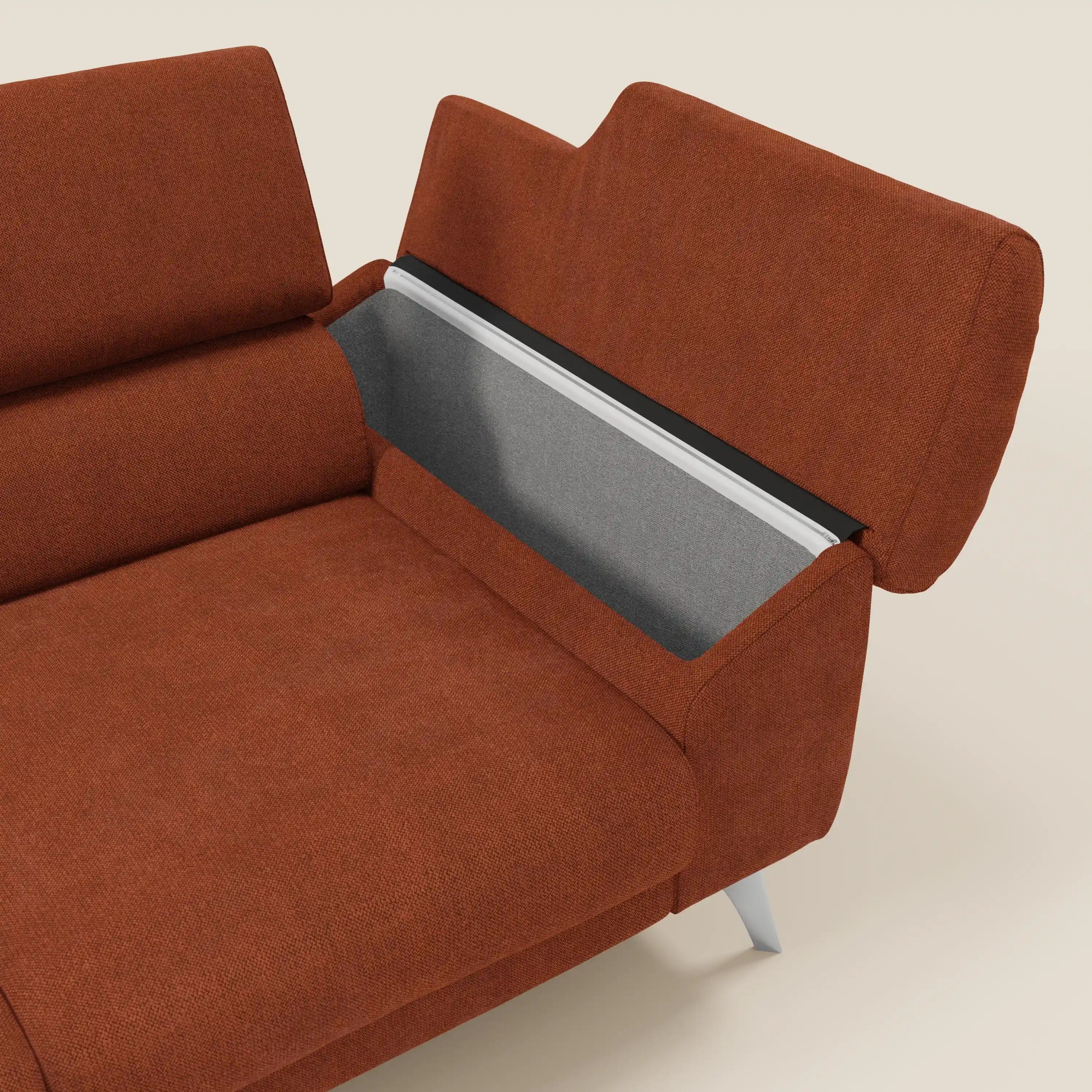 Il divano Donatello di Divani.Store in arancione ruggine presenta 3 sedute allungabili, braccioli contenitore, poggiatesta reclinabili e tessuto smacchiabile T23, con gambe in metallo chiaro per un look moderno e funzionale.