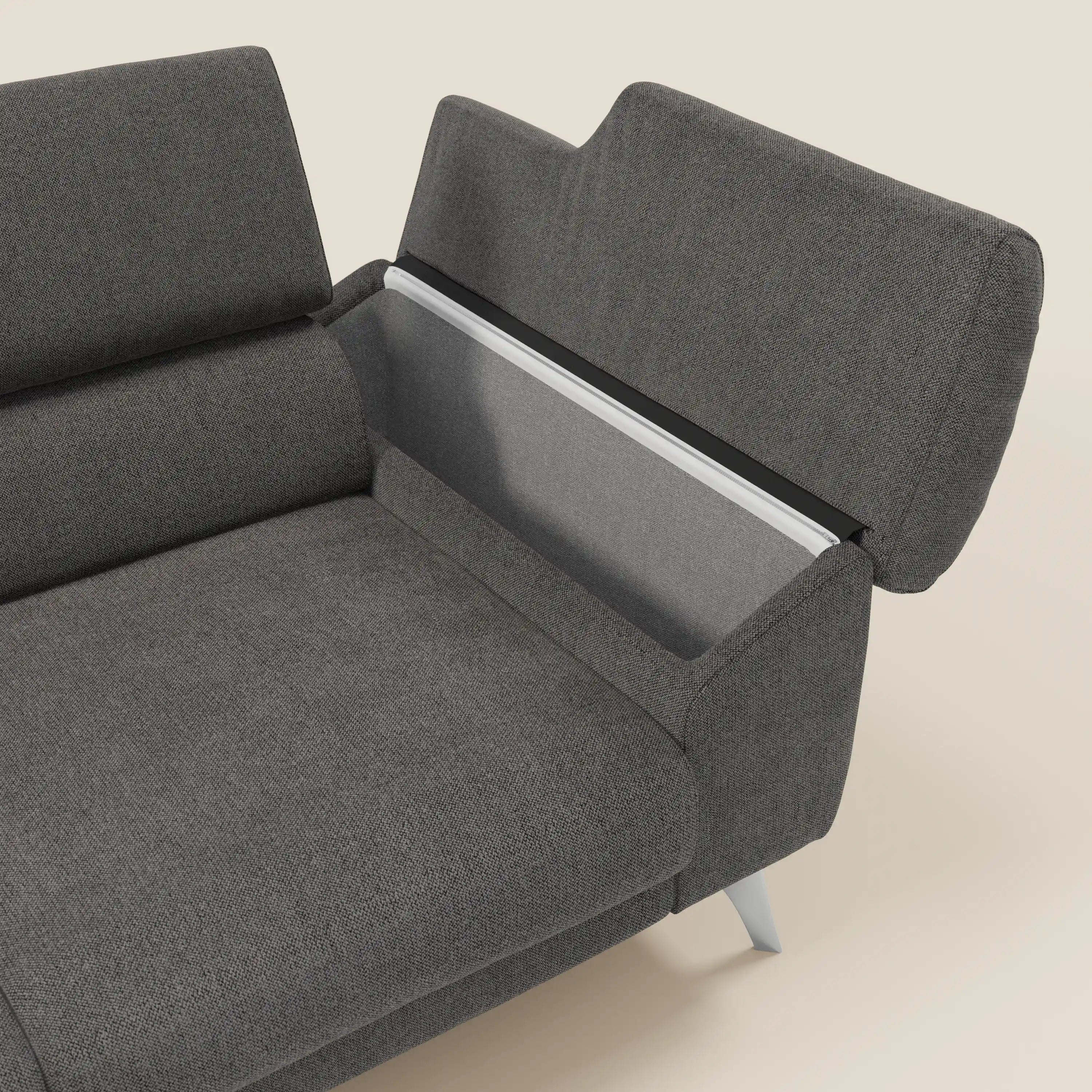 Il divano Donatello di Divani.Store è caratterizzato da 3 sedute allungabili, poggiatesta reclinabili e braccioli rivestiti in grigio chiaro. Rivestito in tessuto antracite antimacchia T23 e con moderne gambe in metallo, offre un comfort minimalista per qualsiasi spazio.