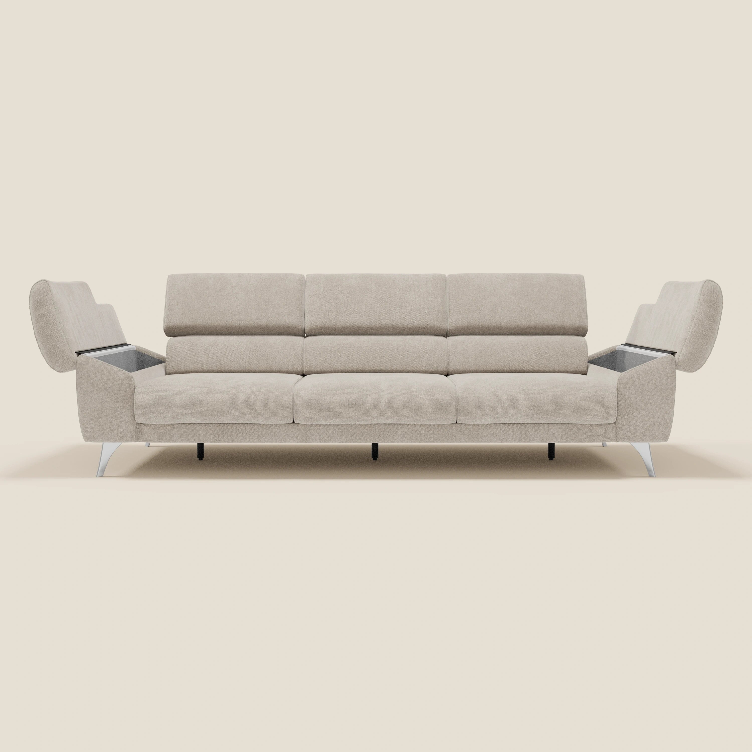 Il divano Donatello di Divani.Store offre 3 sedute allungabili, braccioli contenitore e poggiatesta reclinabili in tessuto smacchiabile panna T23: comfort contemporaneo dal design minimalista su sfondo chiaro.