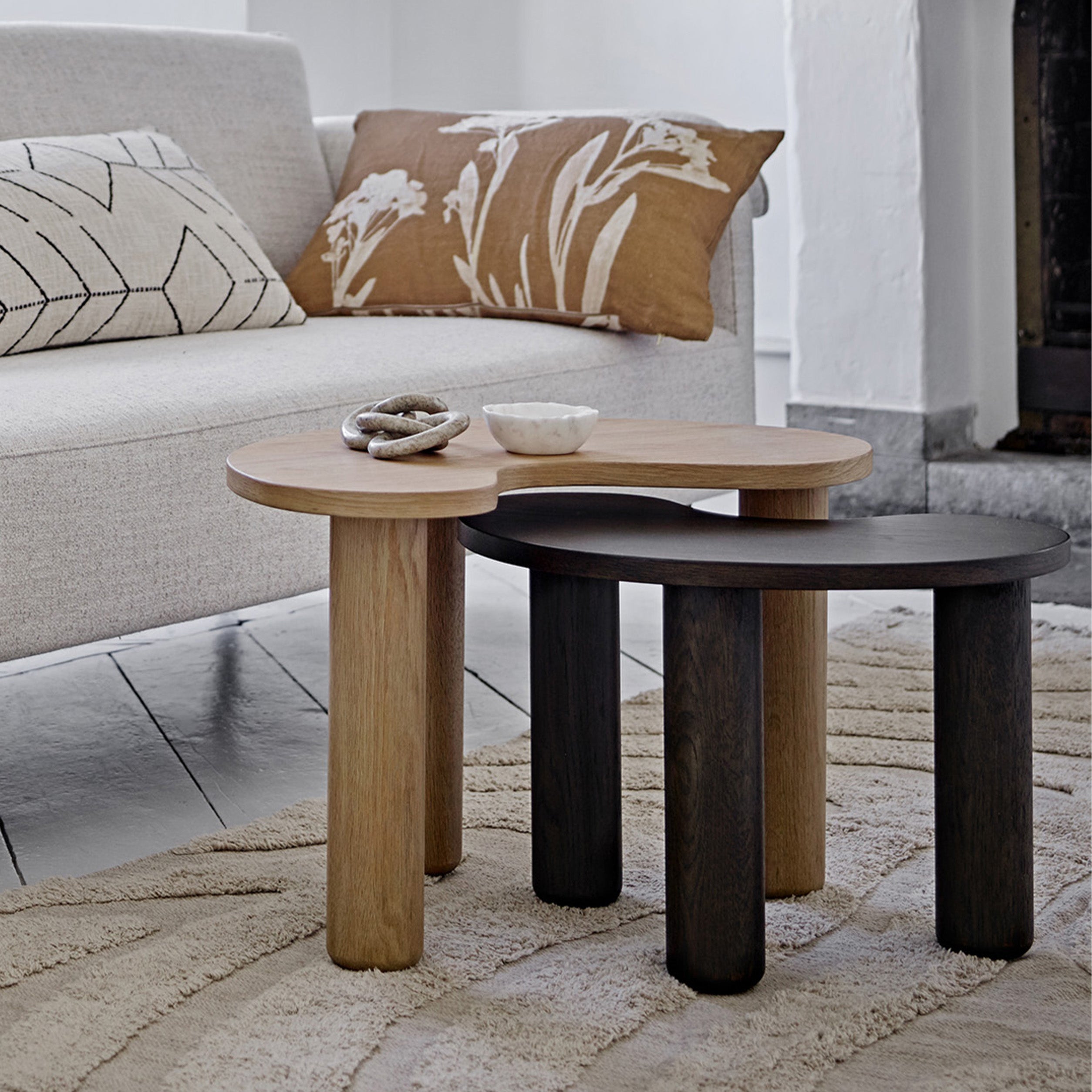 Luppa tavolino in legno naturale di caucciù dalla forma organica - divani.store