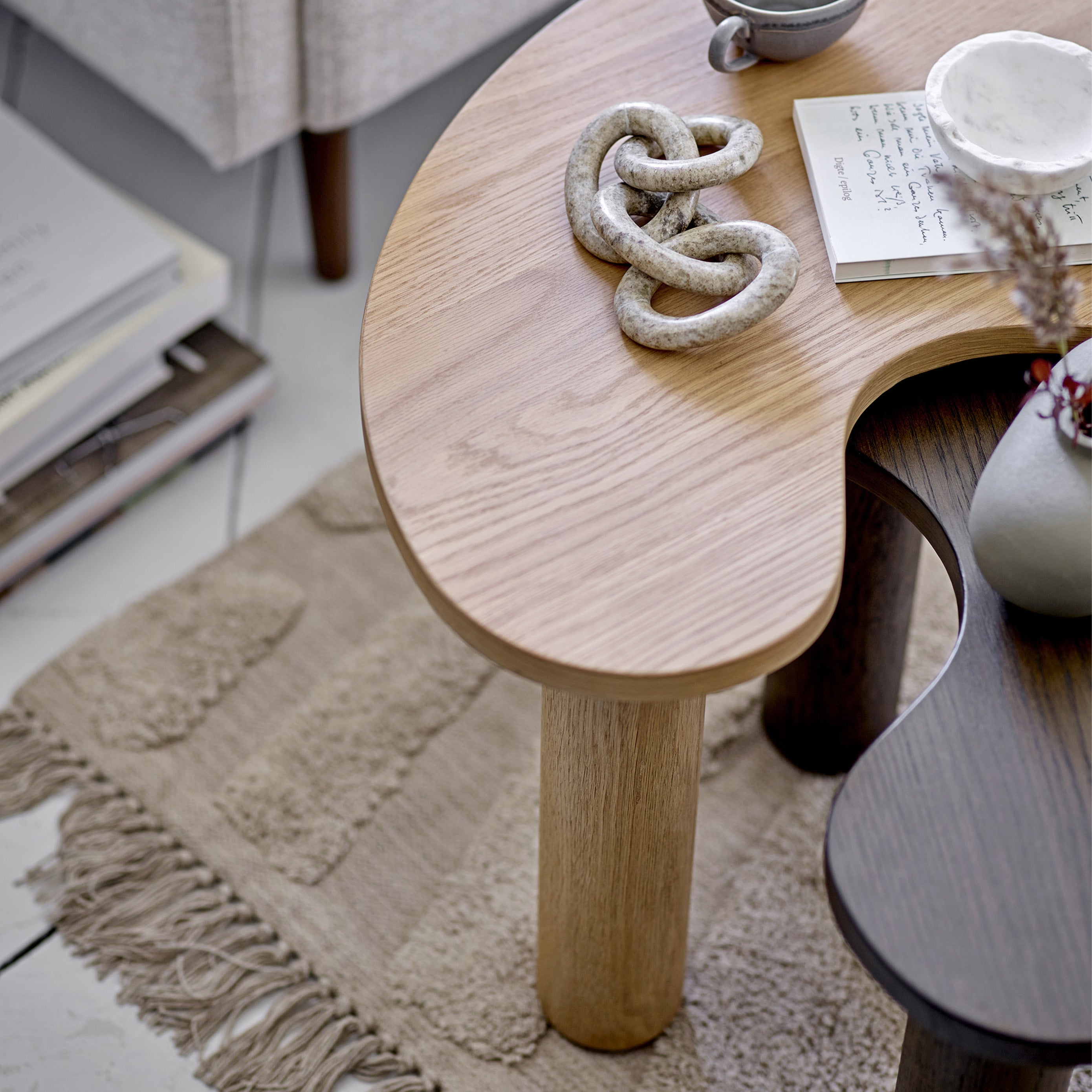 Luppa tavolino in legno scuro di caucciù dalla forma organica - divani.store