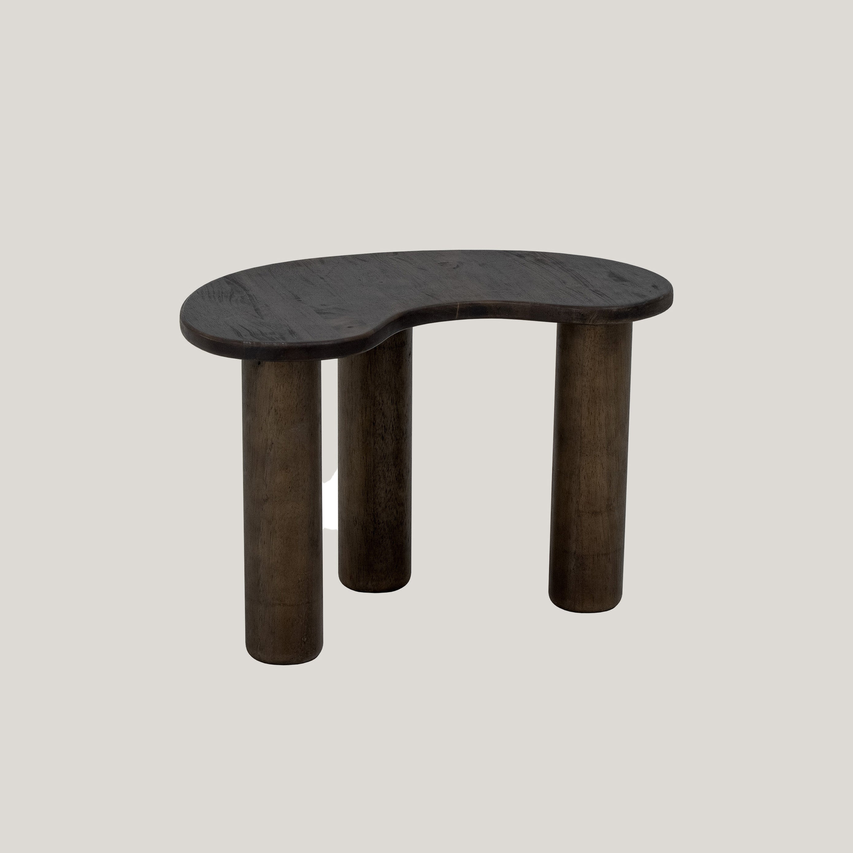 Luppa tavolino in legno scuro di caucciù dalla forma organica - divani.store