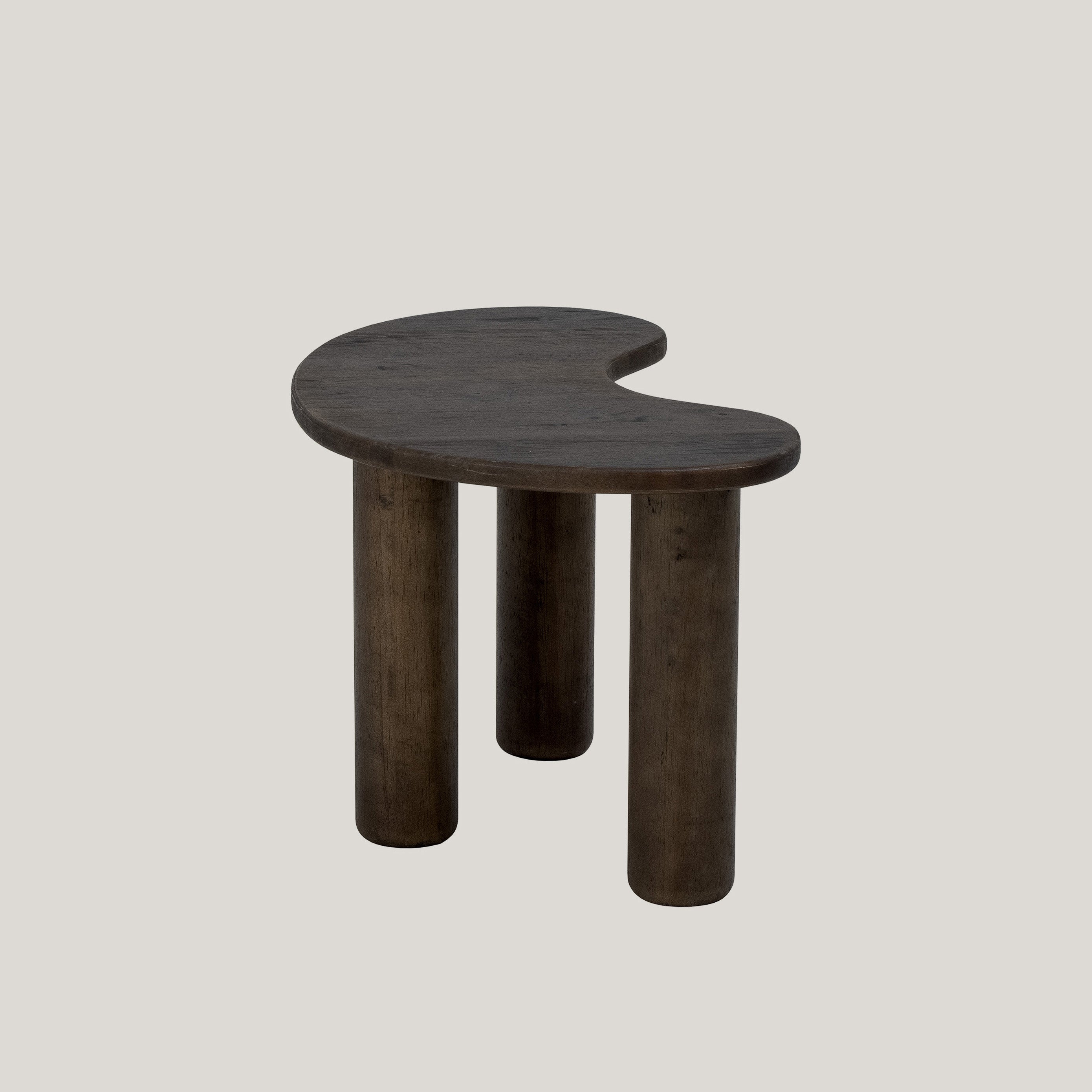 Luppa tavolino in legno scuro di caucciù dalla forma organica - divani.store