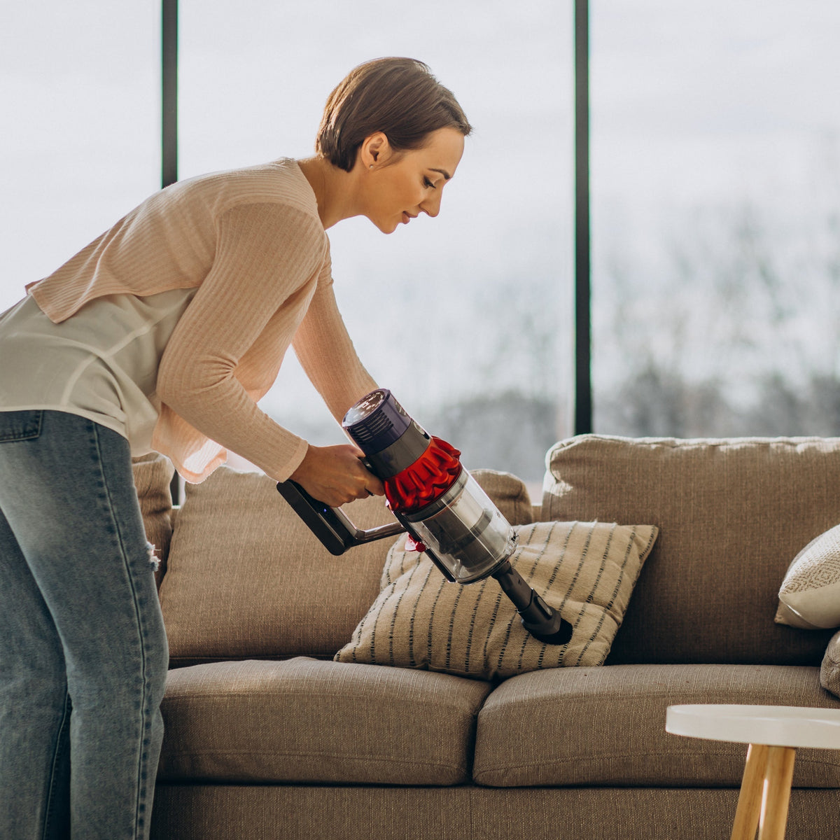 Sofa reinigen: Mit Hausmitteln Flecken entfernen und Polster pflegen! Sofa reinigen: Mit Hausmitteln Flecken entfernen und Polster pflegen!