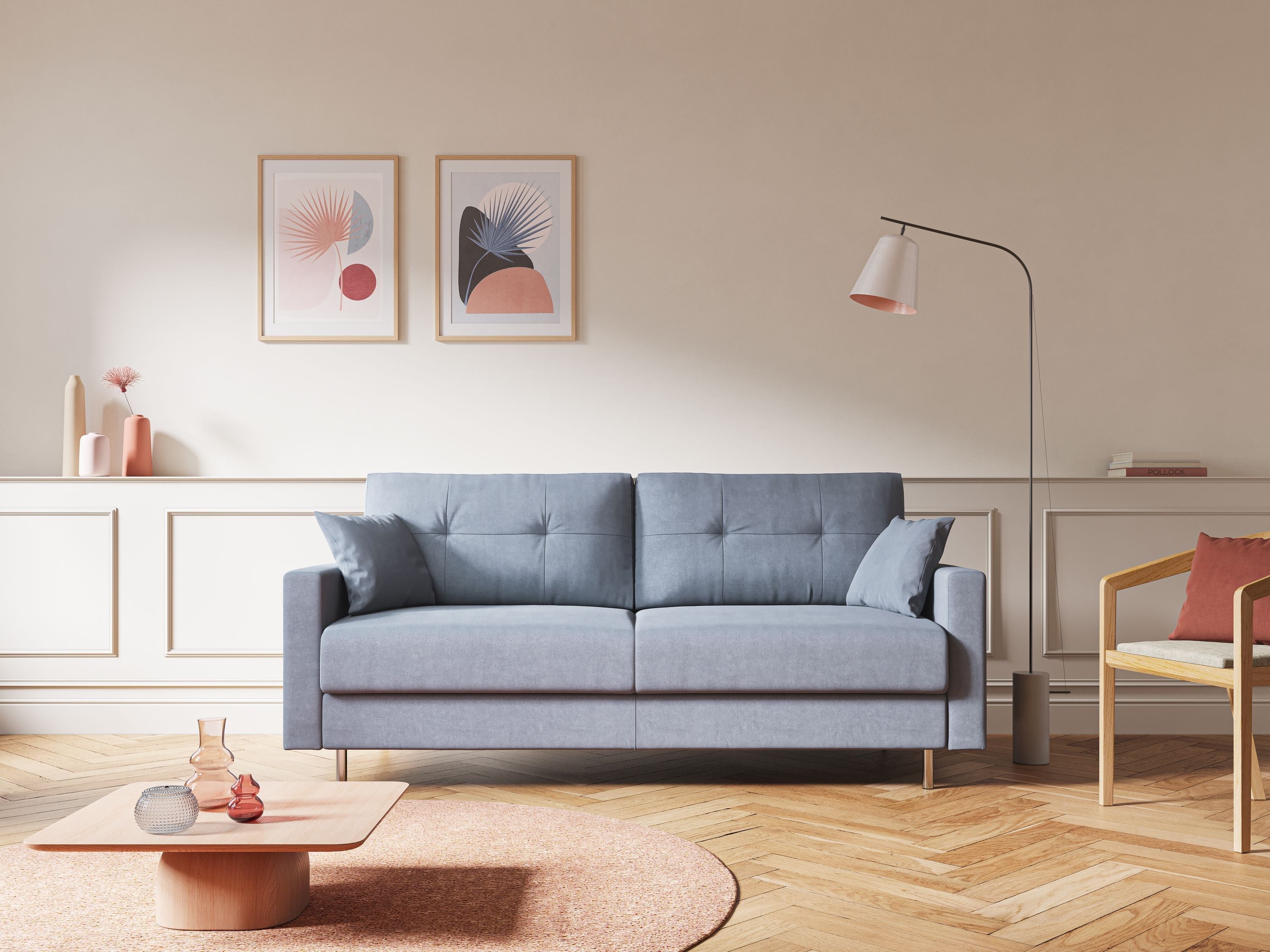 Un soggiorno moderno con un divano blu, una lampada da terra nera alta, una libreria bianca decorata, grandi finestre che lasciano entrare la luce e foto incorniciate su una parete bianca.