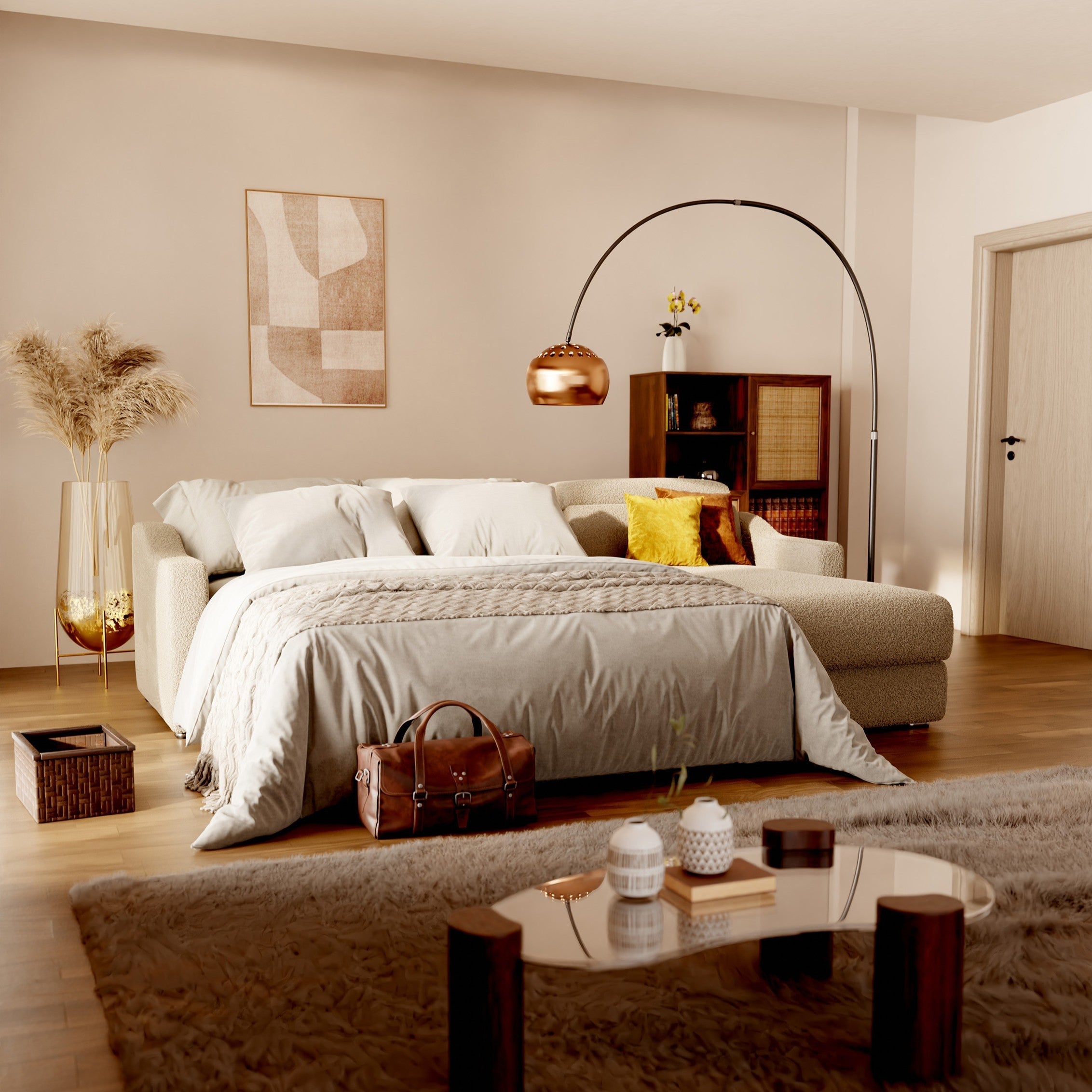 Accogliente camera da letto con grande letto beige, biancheria da letto neutra, borsa in pelle marrone, lampada ad arco, erba della pampa in un vaso, arte murale astratta, mensole in legno e tavolino in vetro su un tappeto marrone.