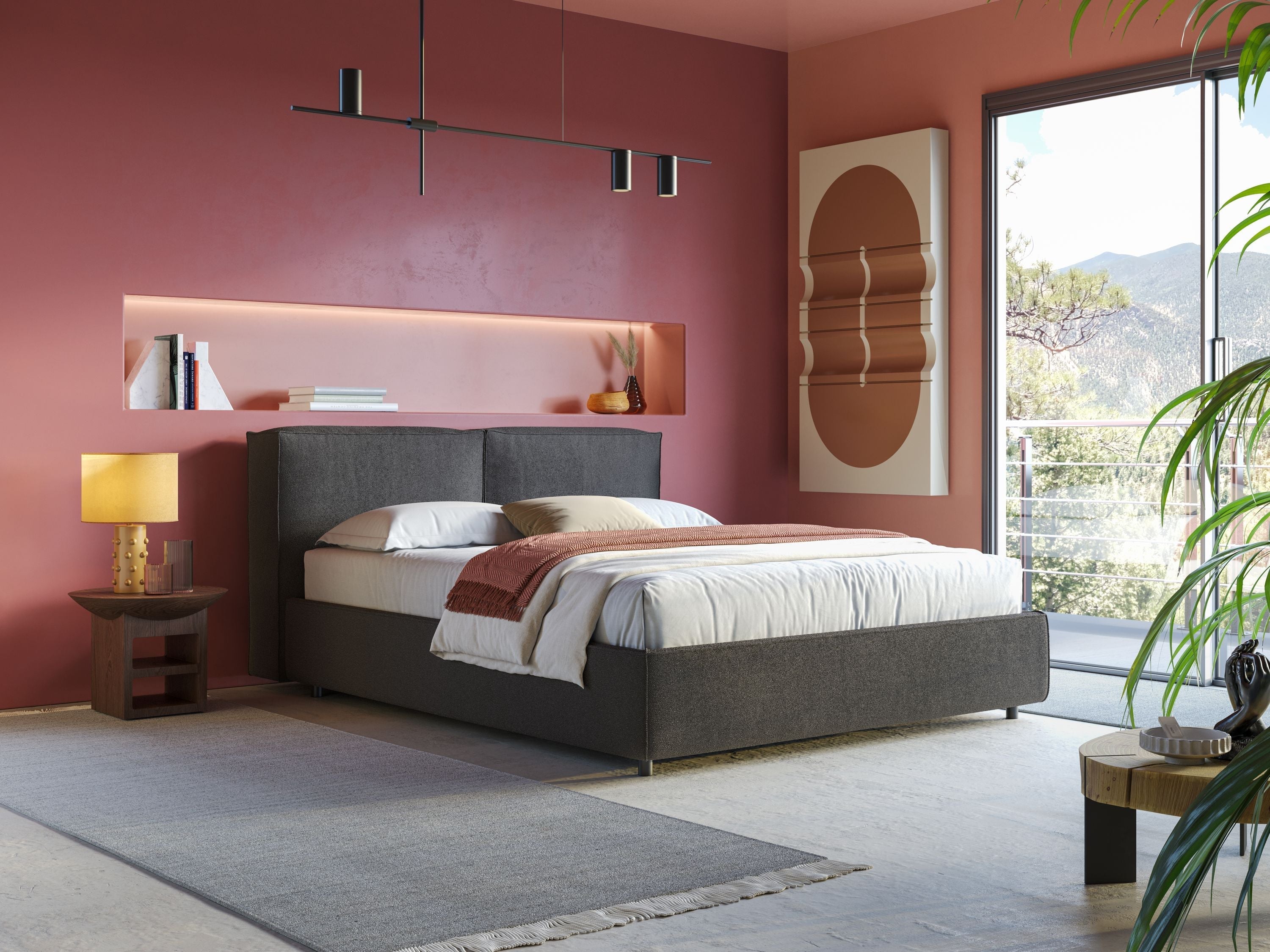 Camera da letto moderna con un letto imbottito grigio, pareti rosa blush, una mensola con luci soffuse, arte murale astratta, un comodino con una lampada gialla, un'ampia finestra e una vista sugli alberi all'esterno.