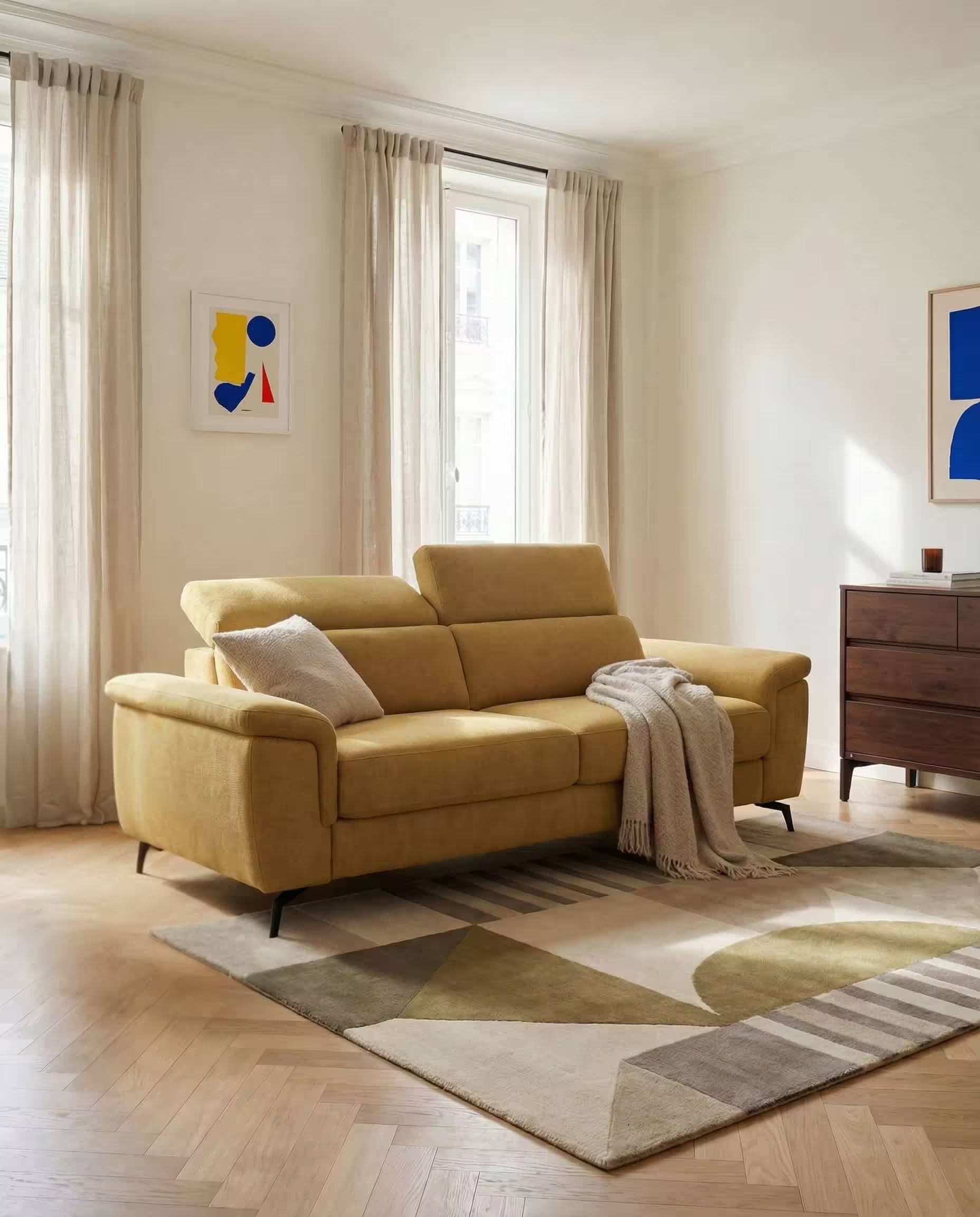 Un soggiorno moderno con divano giallo, cuscini grigi, tessuti beige, tappeto geometrico, comò in legno, opere d'arte astratte e finestre alte con tende trasparenti che lasciano entrare la luce naturale.