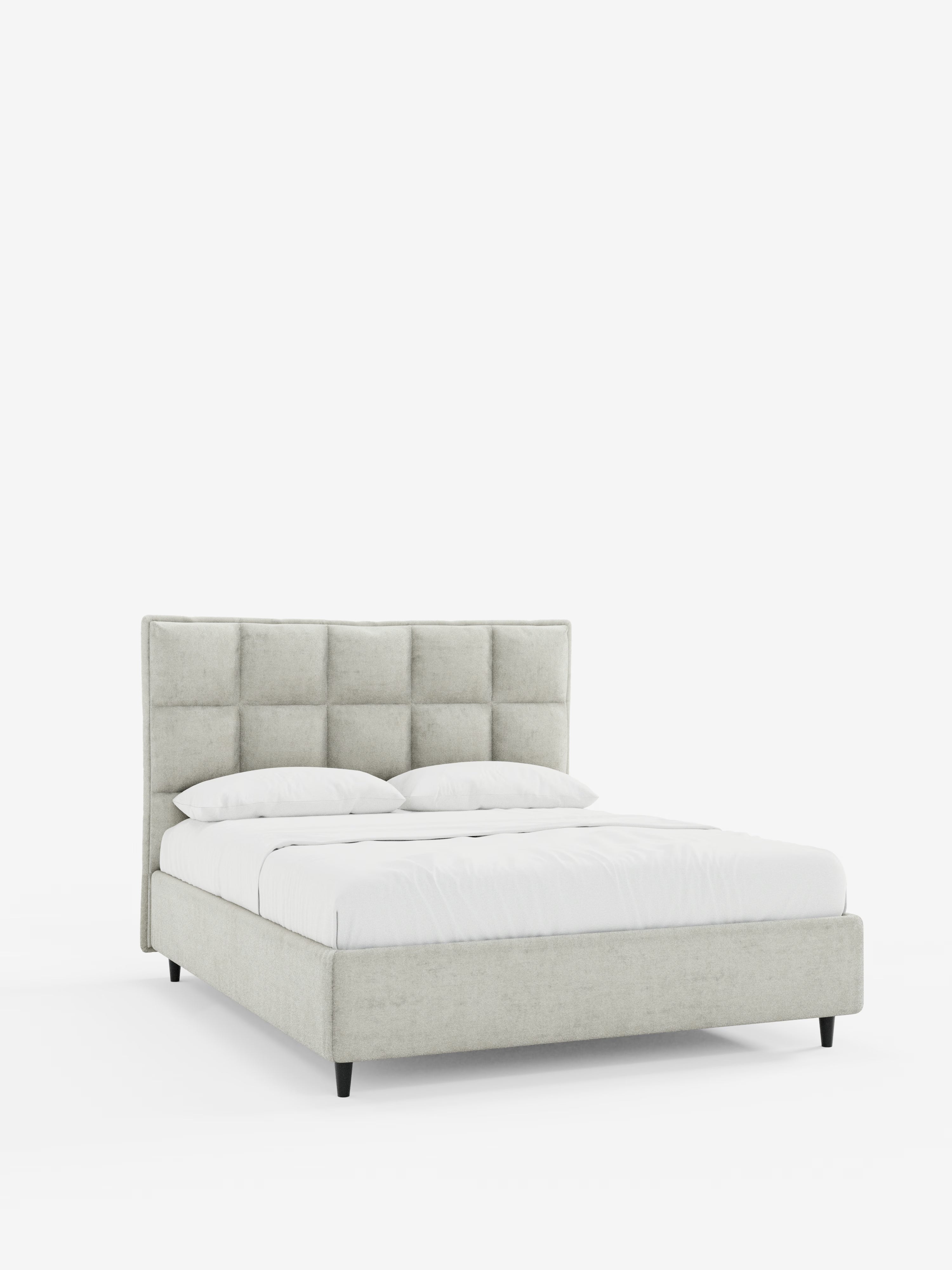 Il letto imbottito AURO con contenitore e testiera alta capitonné in ciniglia Oeko-Tex® di Letti.store presenta una struttura imbottita in grigio chiaro dal design moderno, con un’elegante testiera alta capitonné. Il letto è abbinato a biancheria da letto candida e due cuscini, e poggia su brevi gambe nere. Su uno sfondo bianco a tinta unita, le sue linee semplici e i dettagli raffinati mettono in risalto il design sofisticato e contemporaneo di questo letto di grande stile.
