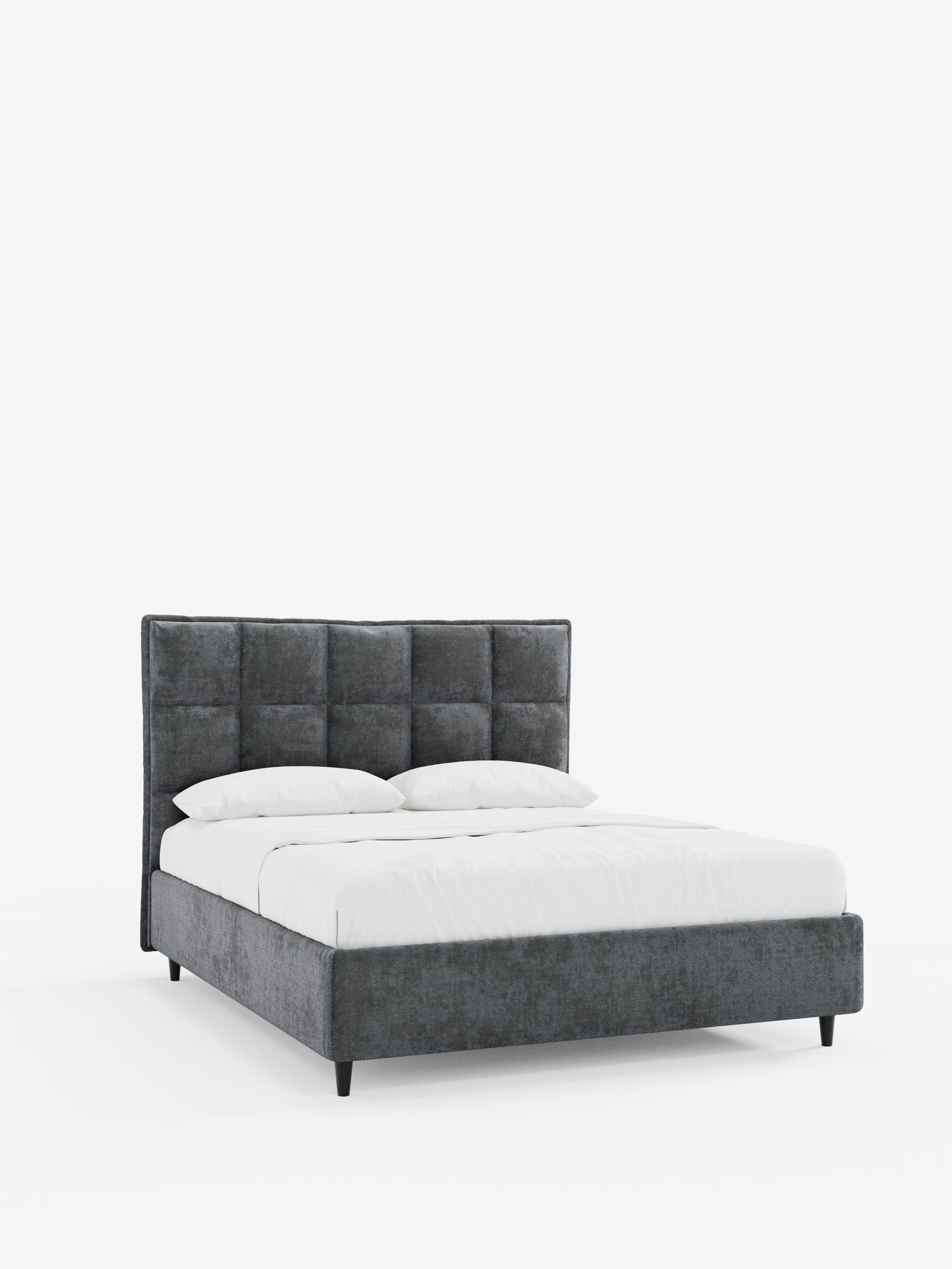 Il letto imbottito AURO con contenitore e testiera capitonné alta in ciniglia Oeko-Tex® di Letti.store è un letto imbottito moderno caratterizzato da una testiera capitonné alta e raffinata e da un morbido rivestimento in ciniglia che ne esalta l’eleganza. La struttura a profilo ribassato poggia su quattro gambe corte di colore nero, che le conferiscono un aspetto minimalista. Abbinato con gusto a lenzuola e cuscini bianchi, questo letto imbottito contenitore spicca su uno sfondo bianco a tinta unita.