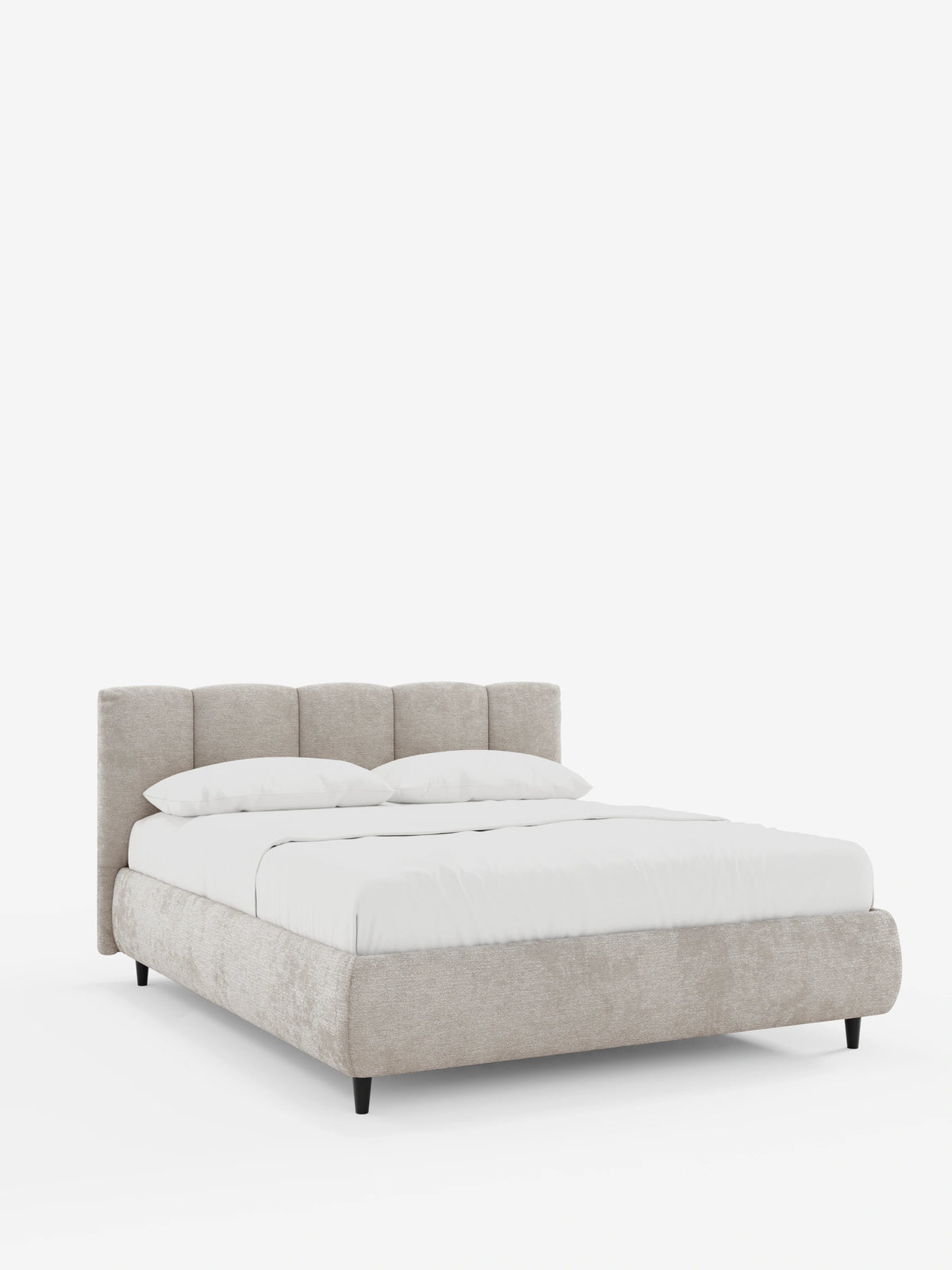 Il letto imbottito ARKAM con contenitore e testiera con cuciture verticali è un letto matrimoniale beige con cuciture verticali, due cuscini bianchi su biancheria da letto bianca e gambe corte scure su sfondo bianco.