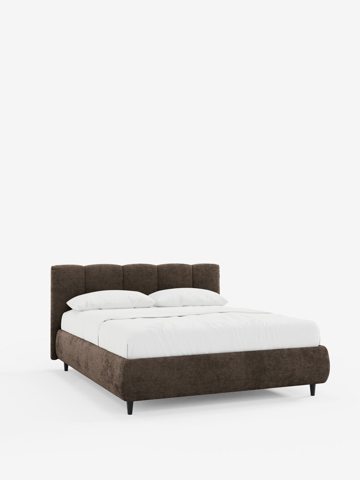 Il letto imbottito ARKAM a profilo ribassato con vano contenitore e testiera a lavorazione verticale di Letti.store presenta una struttura e una testiera rivestite in tessuto marrone scuro certificato Oeko-Tex®, impreziosite da una delicata trapuntatura verticale. Il letto è abbinato a biancheria da letto bianca e due cuscini bianchi, poggia su gambe nere corte e angolate e si stacca su uno sfondo bianco a tinta unita.