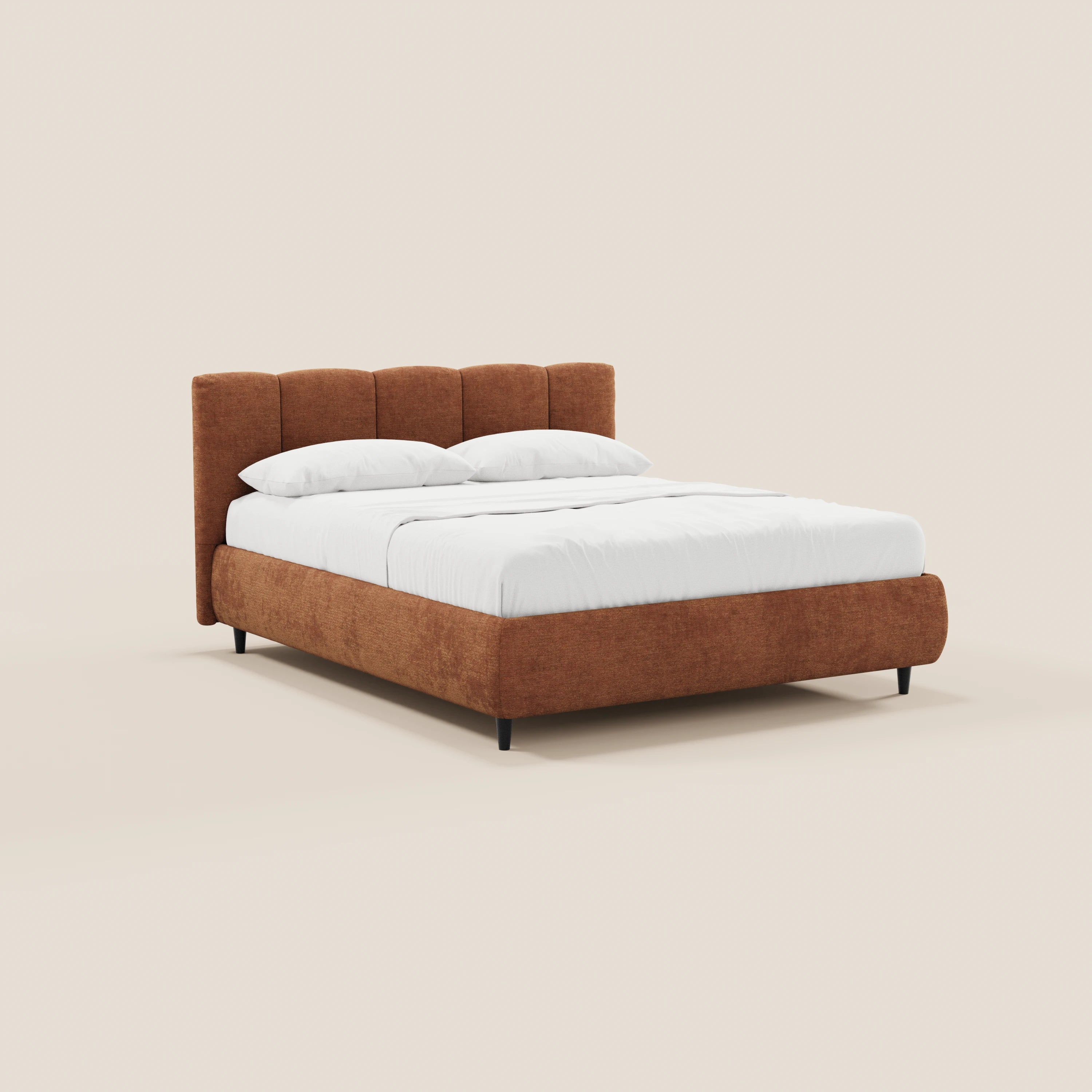 Il letto imbottito ARKAM di Letti.store, dotato di vano contenitore e testiera con lavorazione verticale in tessuto certificato Oeko-Tex®, unisce un design shabby chic alla funzionalità, rendendolo perfetto per le camere dallo stile contemporaneo.
