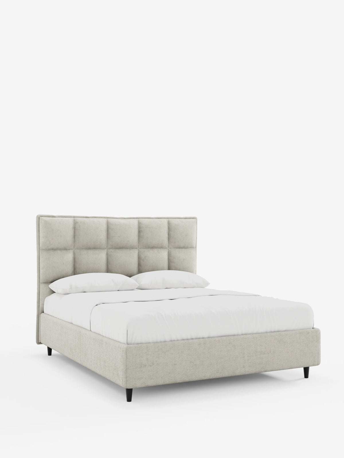 Un letto imbottito AURO con contenitore e testiera alta capitonné in ciniglia Oeko-Tex® color beige spicca su uno sfondo bianco, caratterizzato da un’alta testiera capitonné, lenzuola bianchissime e gambe affusolate scure.