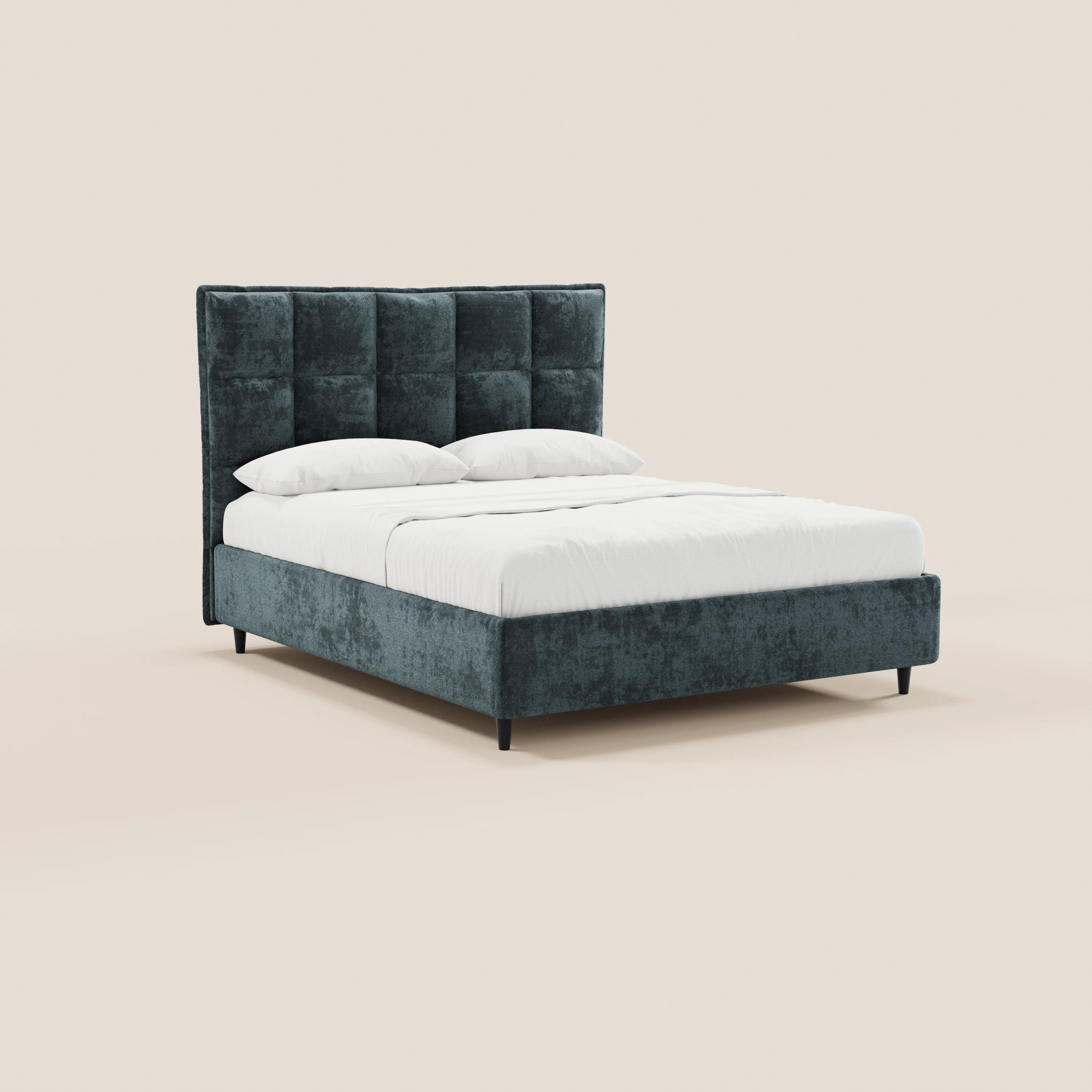 Il letto imbottito AURO con contenitore e testiera capitonné alta in ciniglia Oeko-Tex® di Letti.store poggia su sottili gambe nere, rivestito con biancheria da letto bianca, su uno sfondo beige chiaro che ne esalta lo stile elegante e contemporaneo.